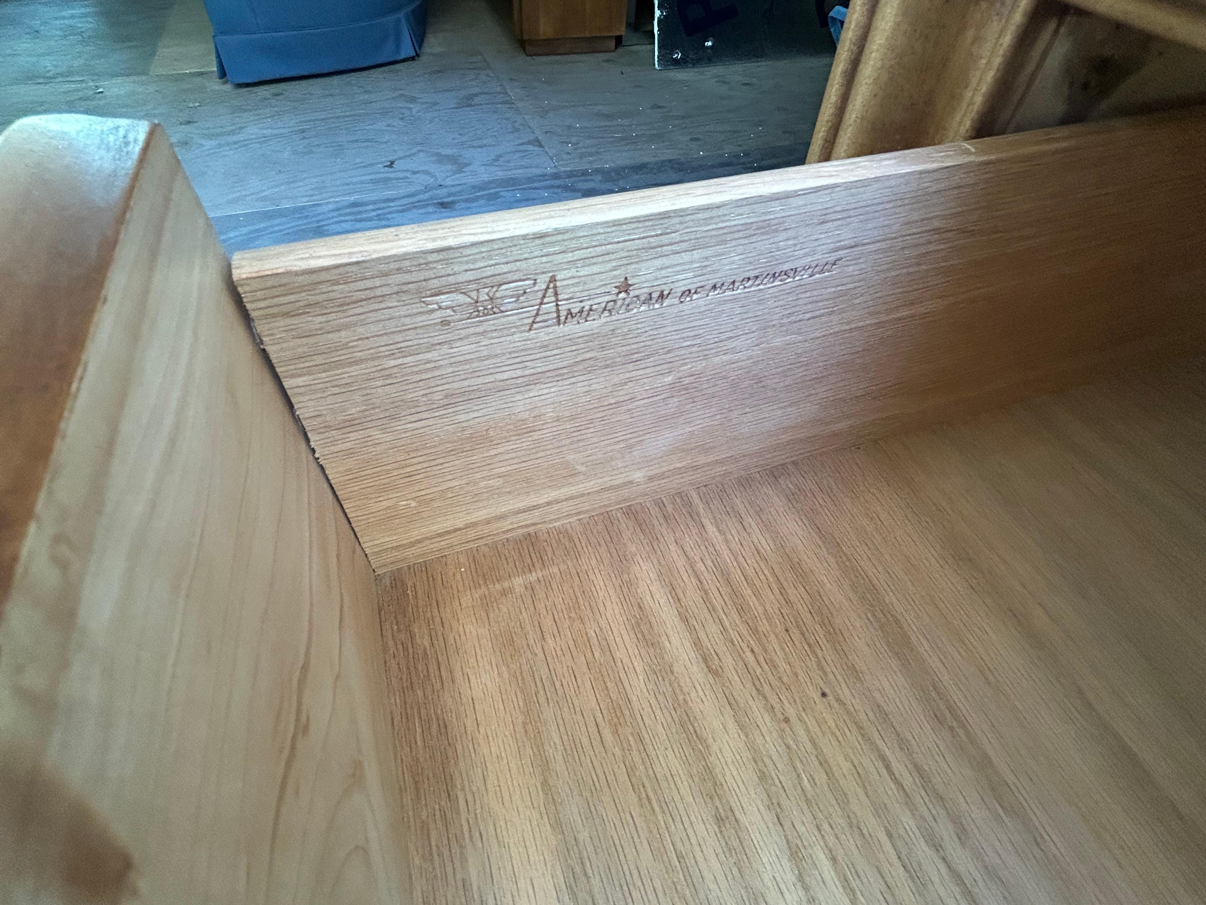 Precioso Tapa de Mármol American of Martinsville Bowtie Pull Credenza Regency Modern en venta 5