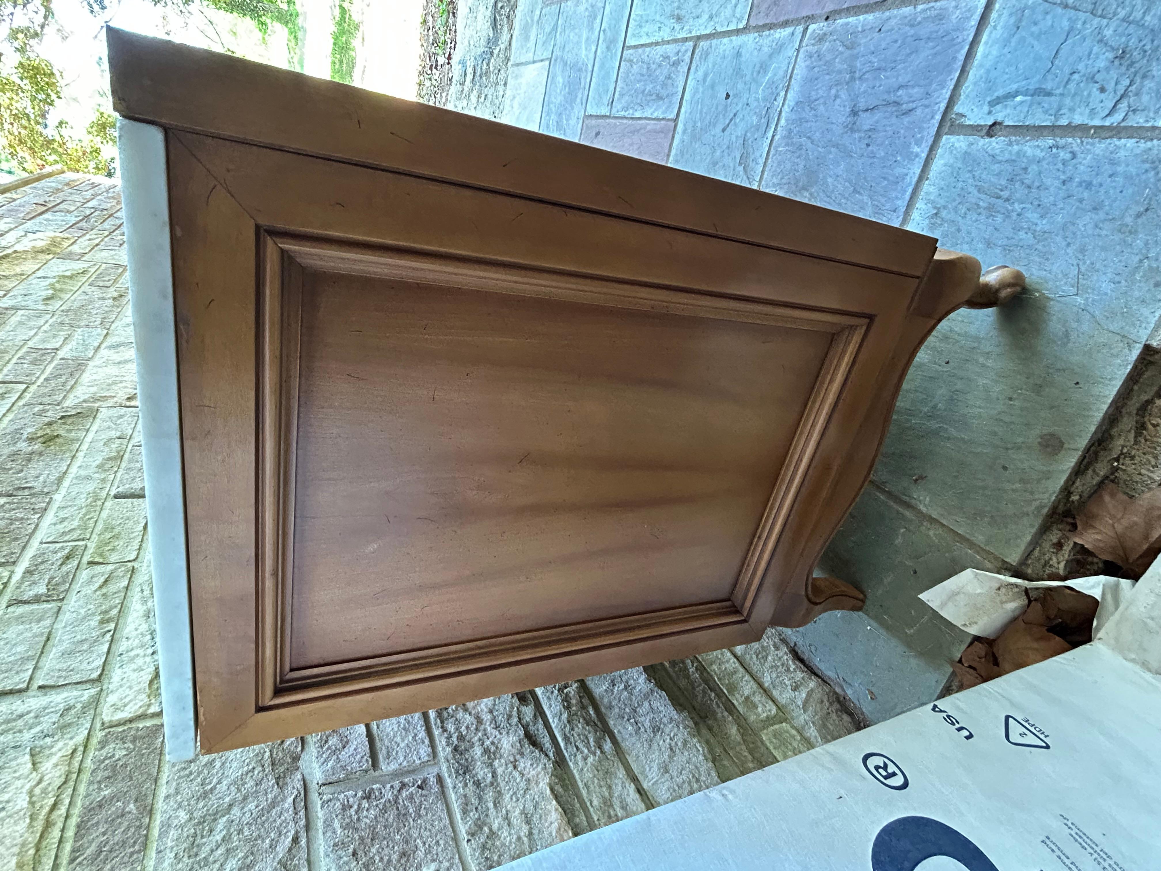 Precioso Tapa de Mármol American of Martinsville Bowtie Pull Credenza Regency Modern en venta 6