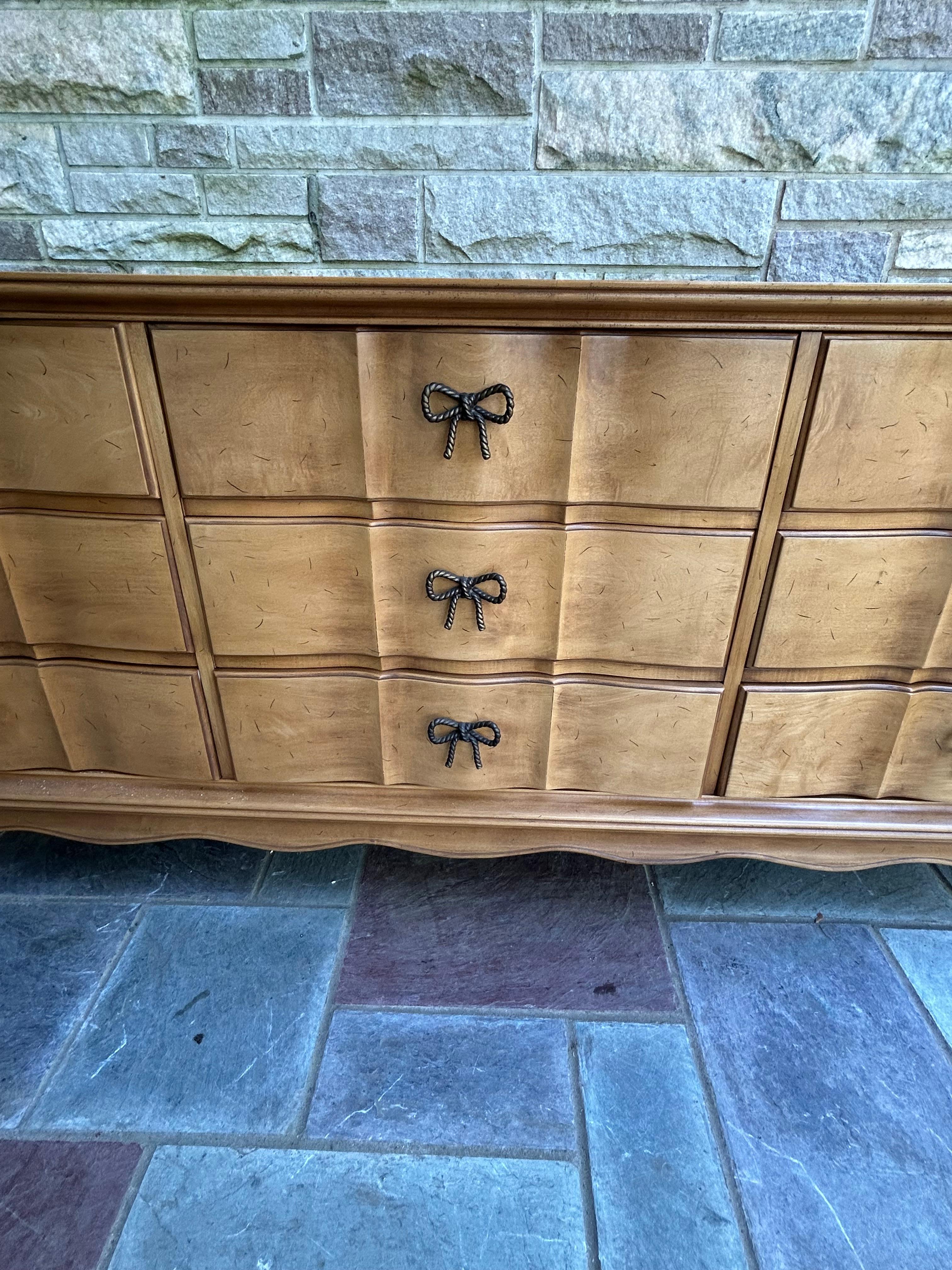 Precioso Tapa de Mármol American of Martinsville Bowtie Pull Credenza Regency Modern en venta 7
