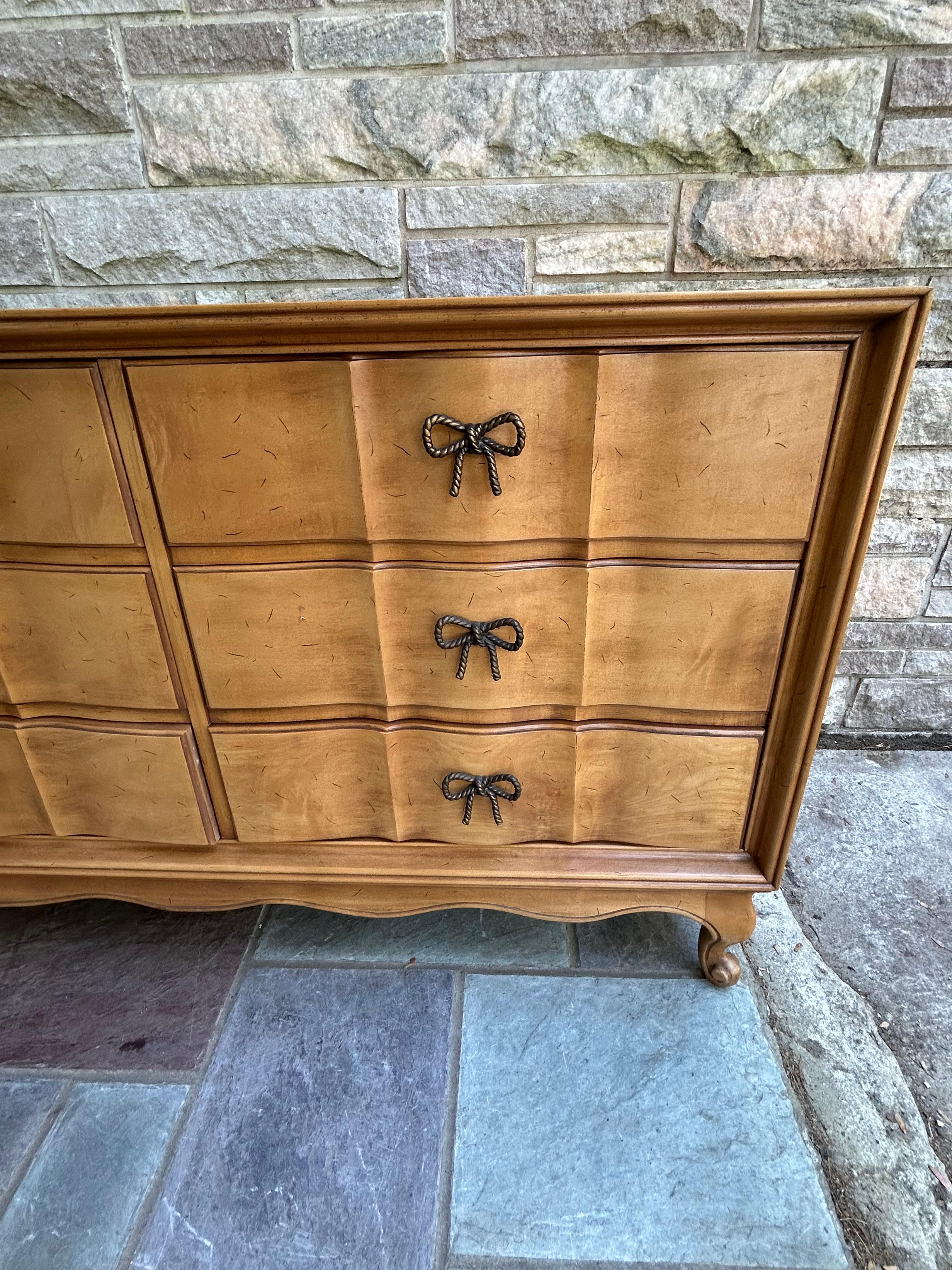 Precioso Tapa de Mármol American of Martinsville Bowtie Pull Credenza Regency Modern en venta 8