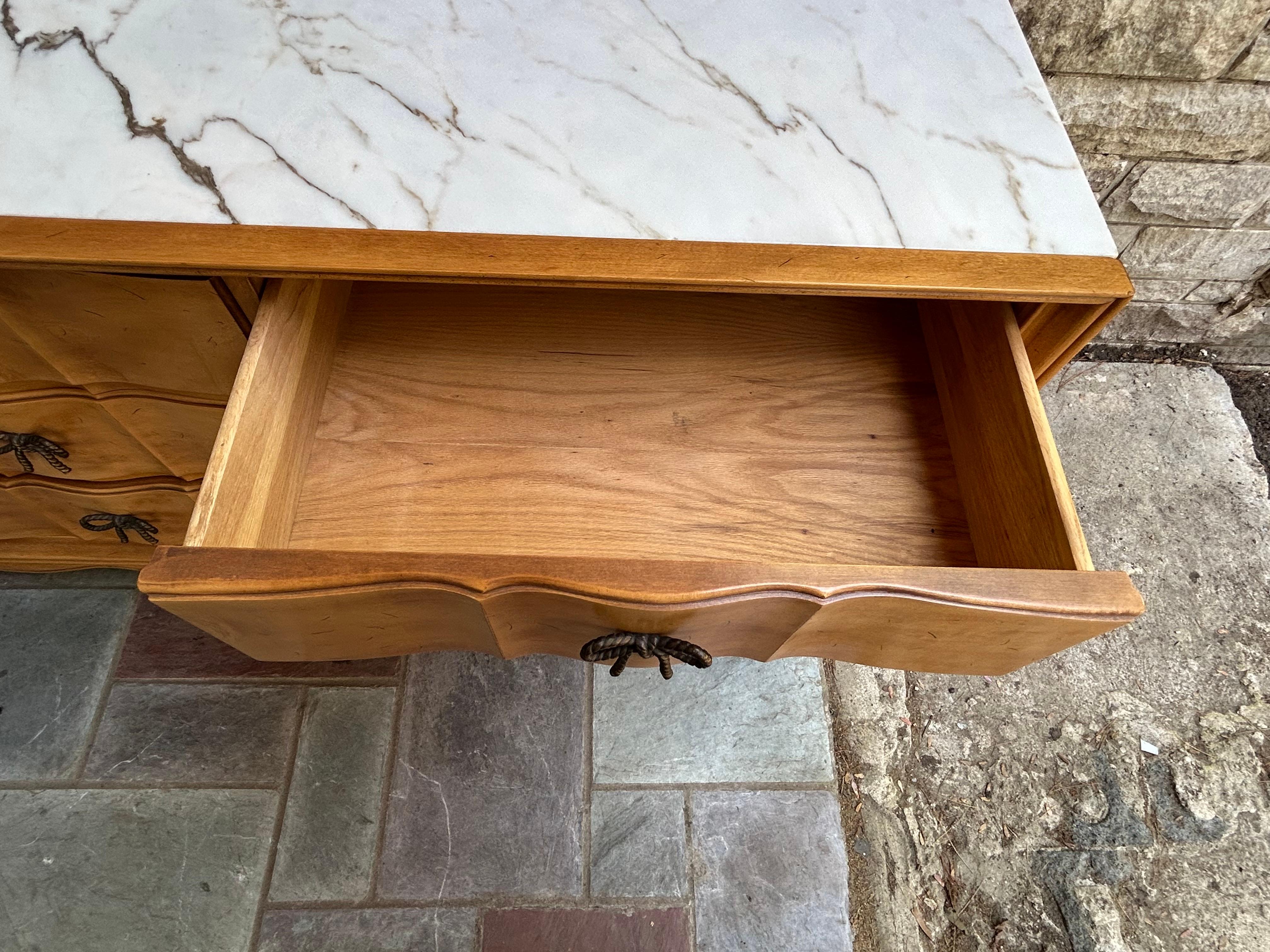 Precioso Tapa de Mármol American of Martinsville Bowtie Pull Credenza Regency Modern en venta 12
