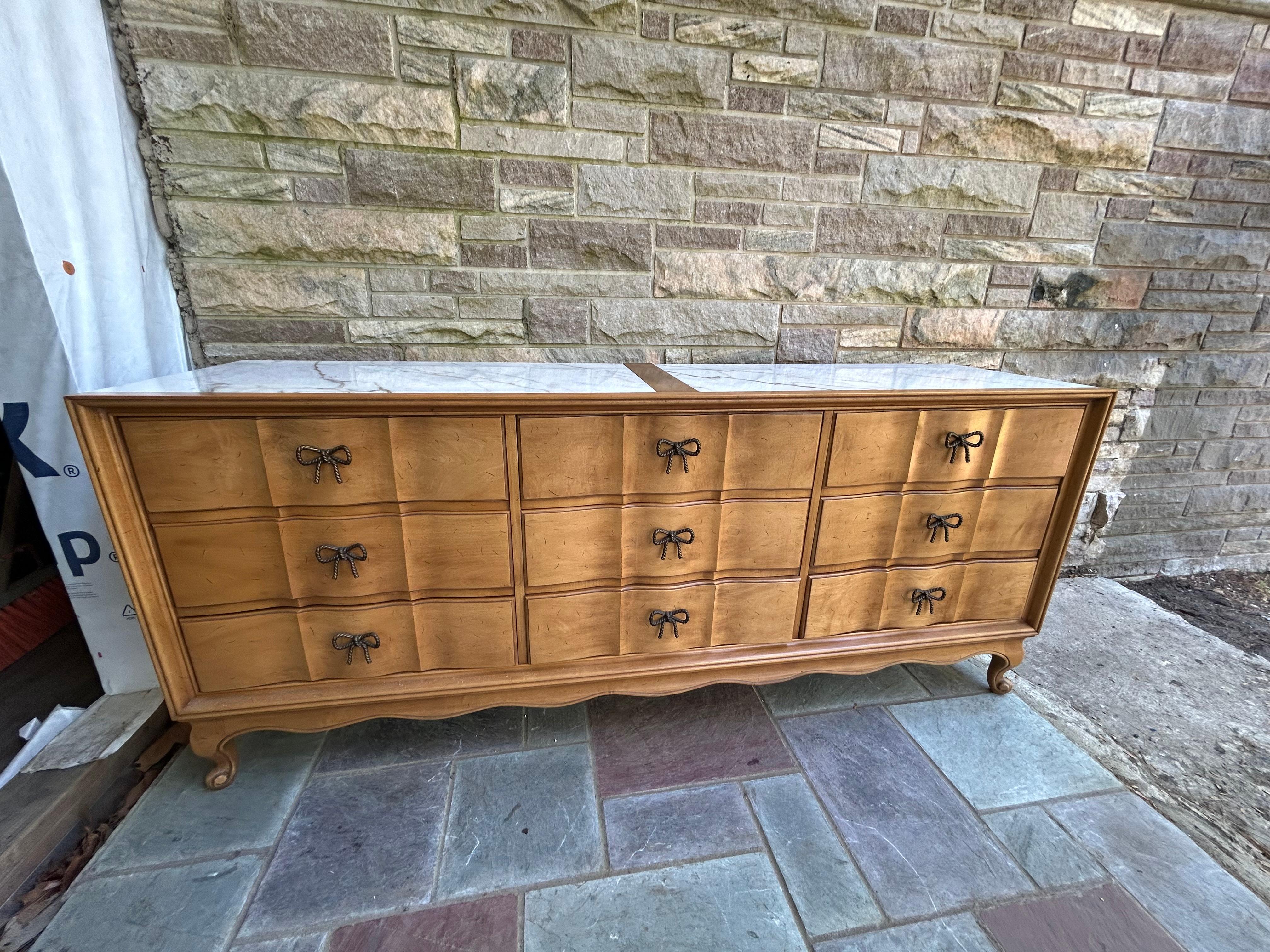Precioso Tapa de Mármol American of Martinsville Bowtie Pull Credenza Regency Modern en venta 13