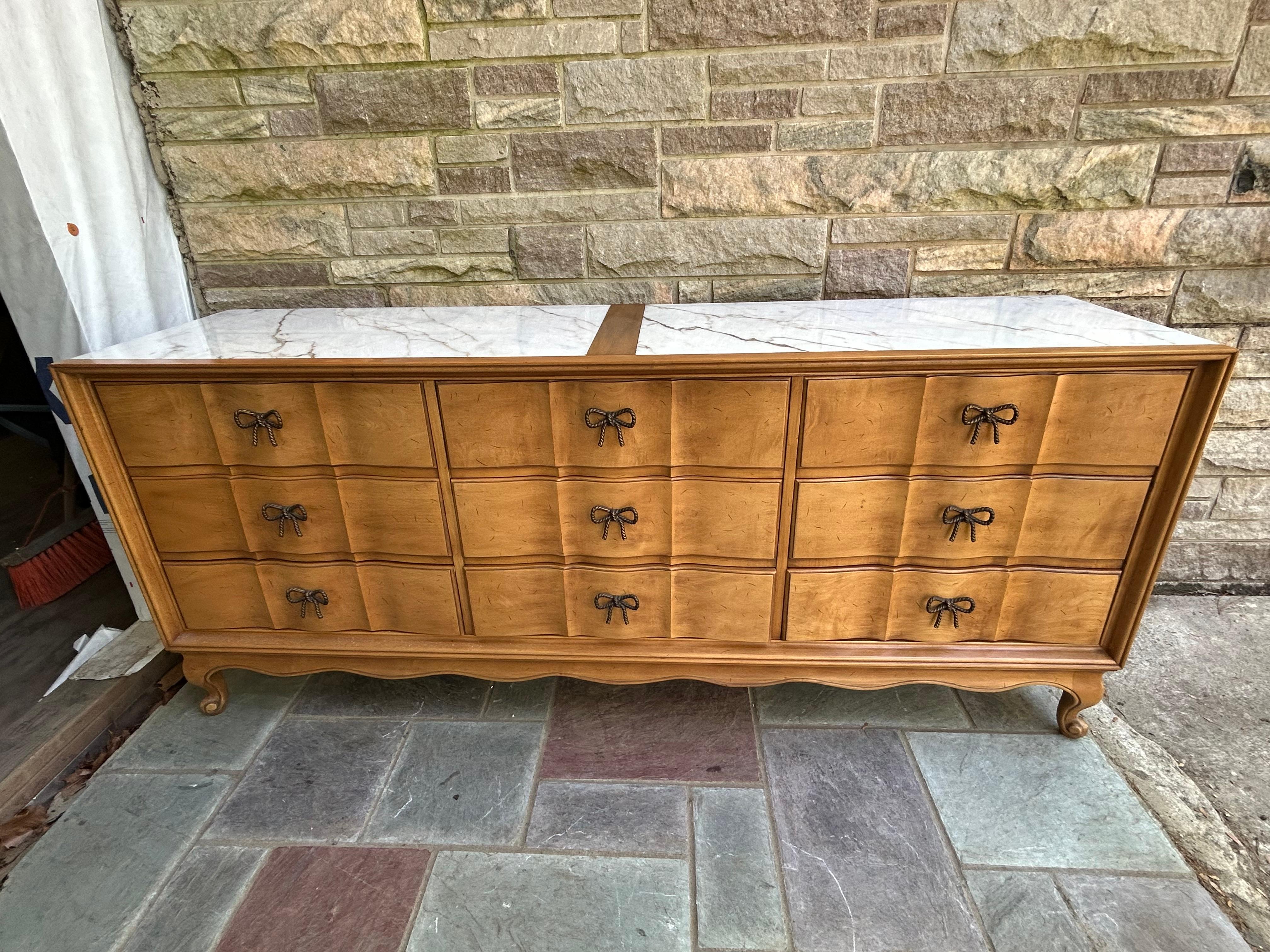 Precioso Tapa de Mármol American of Martinsville Bowtie Pull Credenza Regency Modern Regencia de Hollywood en venta