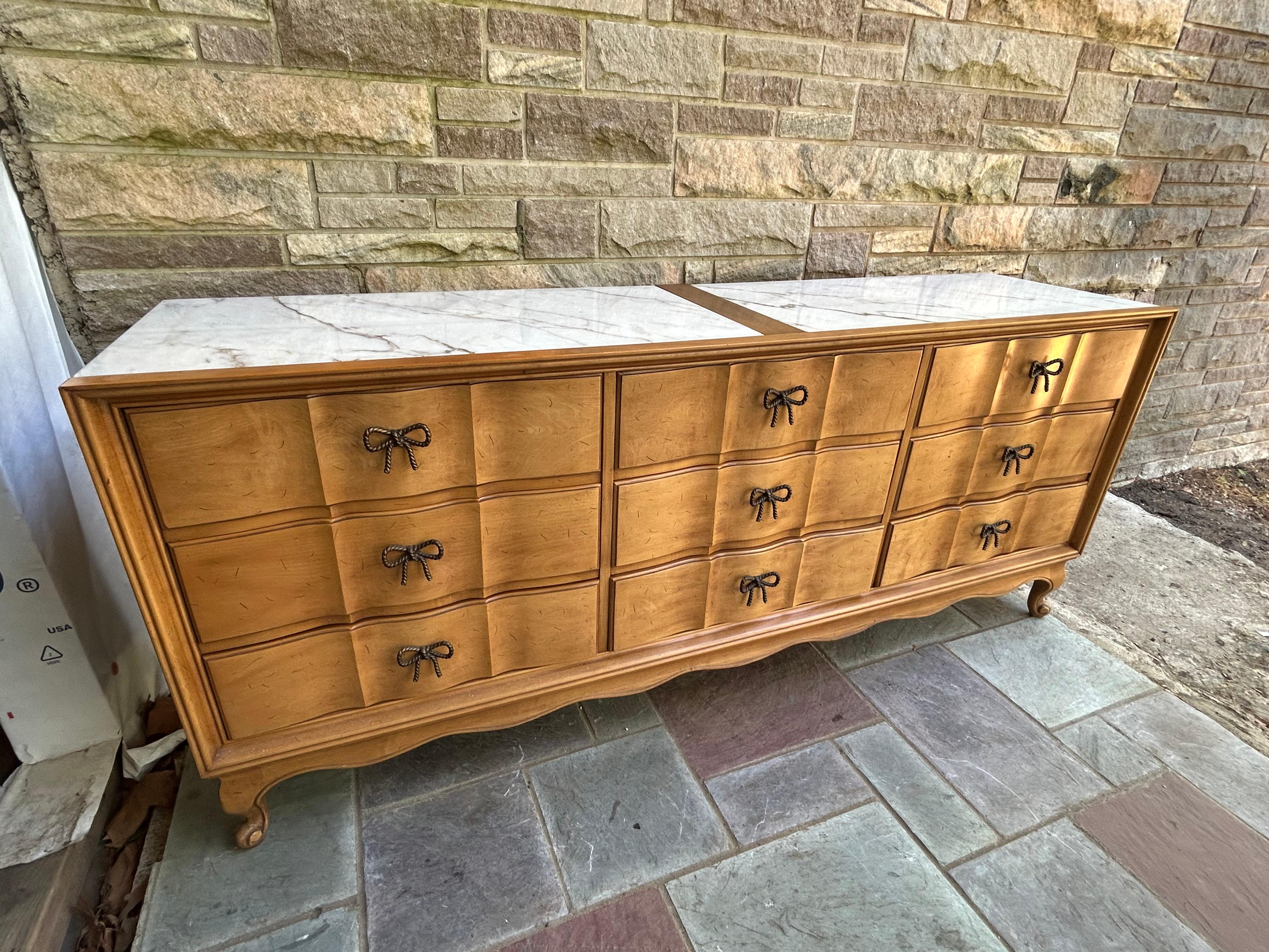 Precioso Tapa de Mármol American of Martinsville Bowtie Pull Credenza Regency Modern Estadounidense en venta