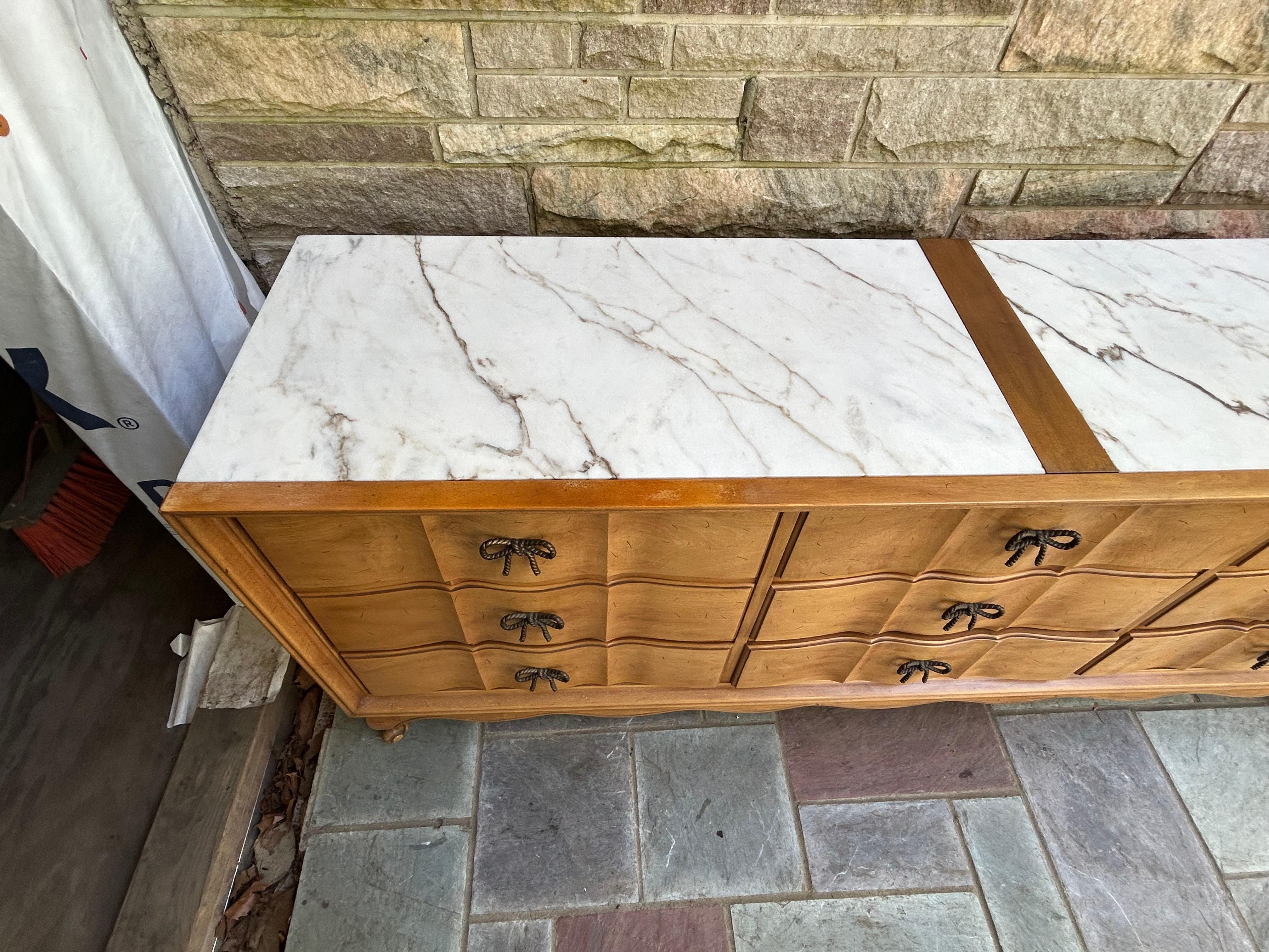 Precioso Tapa de Mármol American of Martinsville Bowtie Pull Credenza Regency Modern en Bueno estado para la venta en Pemberton, NJ