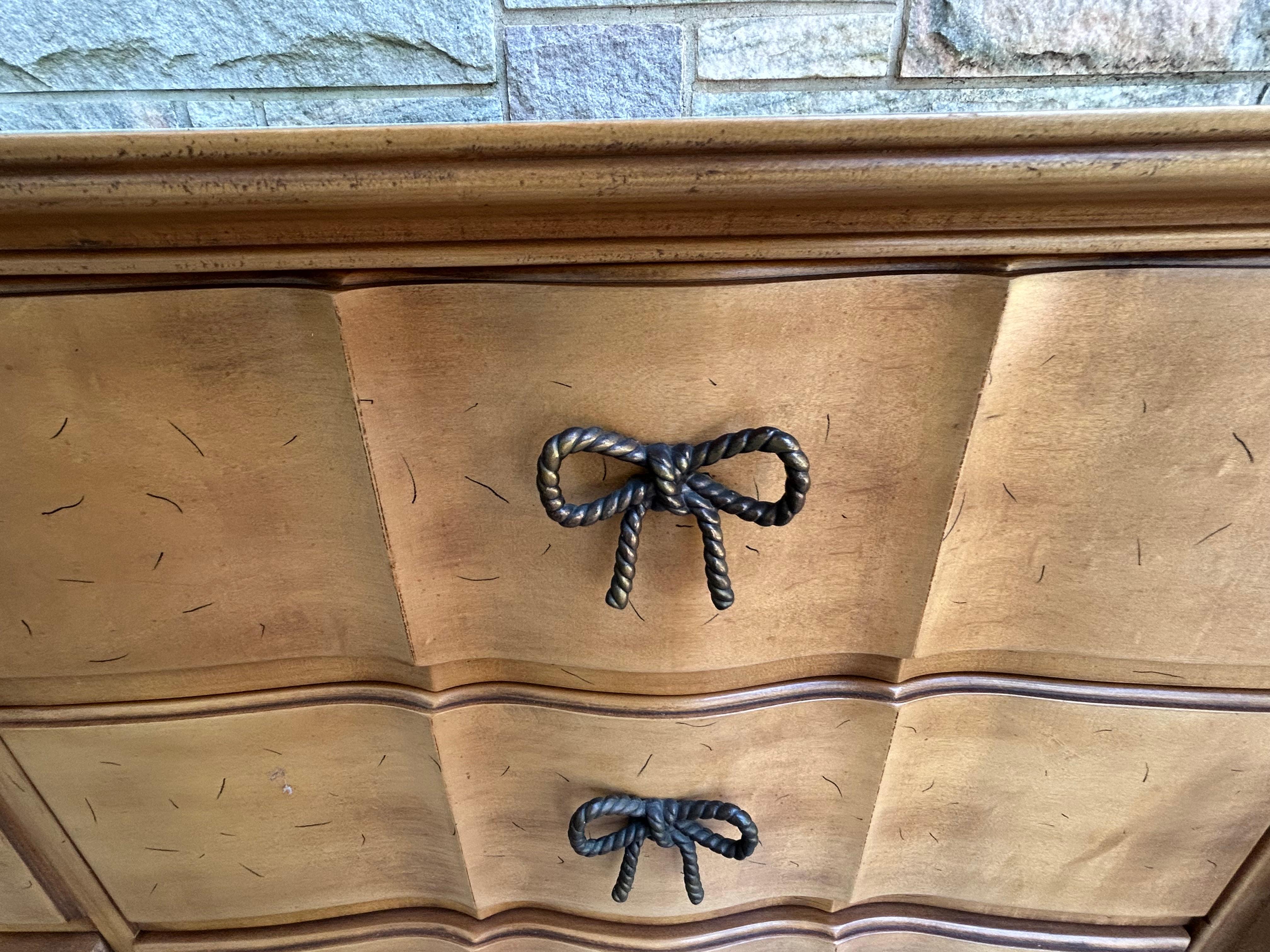 Precioso Tapa de Mármol American of Martinsville Bowtie Pull Credenza Regency Modern mediados del siglo XX en venta
