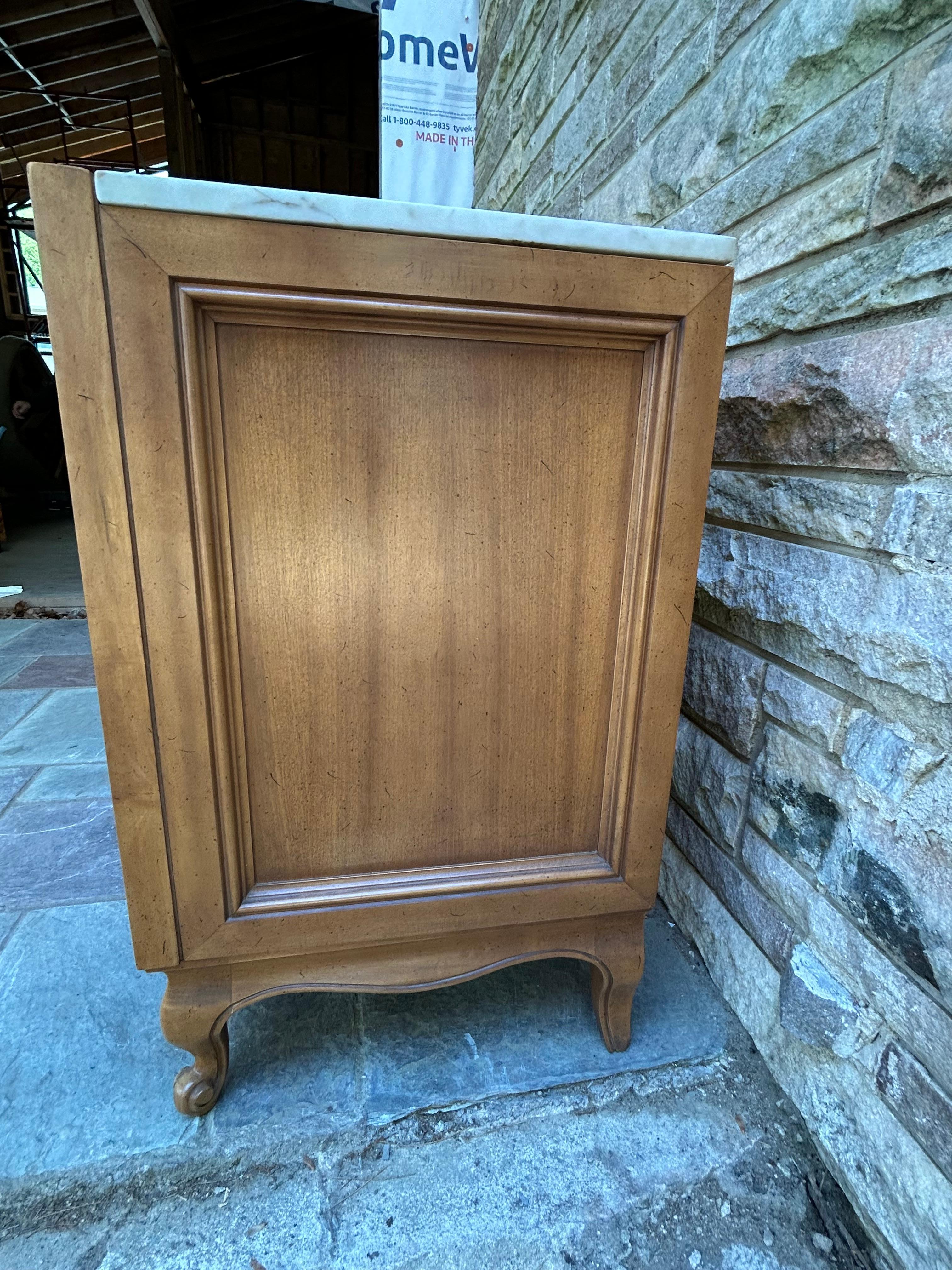 Precioso Tapa de Mármol American of Martinsville Bowtie Pull Credenza Regency Modern Latón en venta
