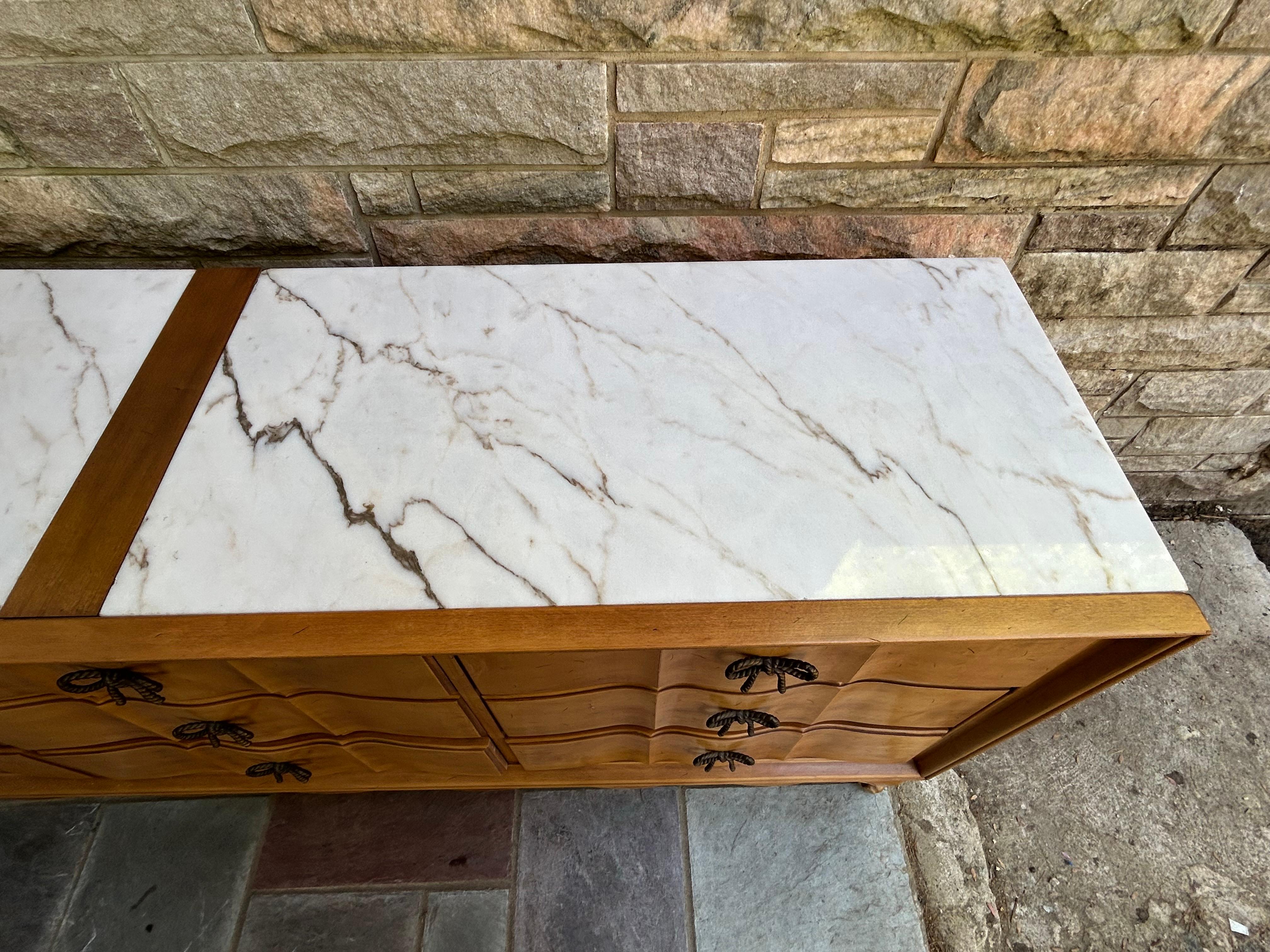 Precioso Tapa de Mármol American of Martinsville Bowtie Pull Credenza Regency Modern en venta 1