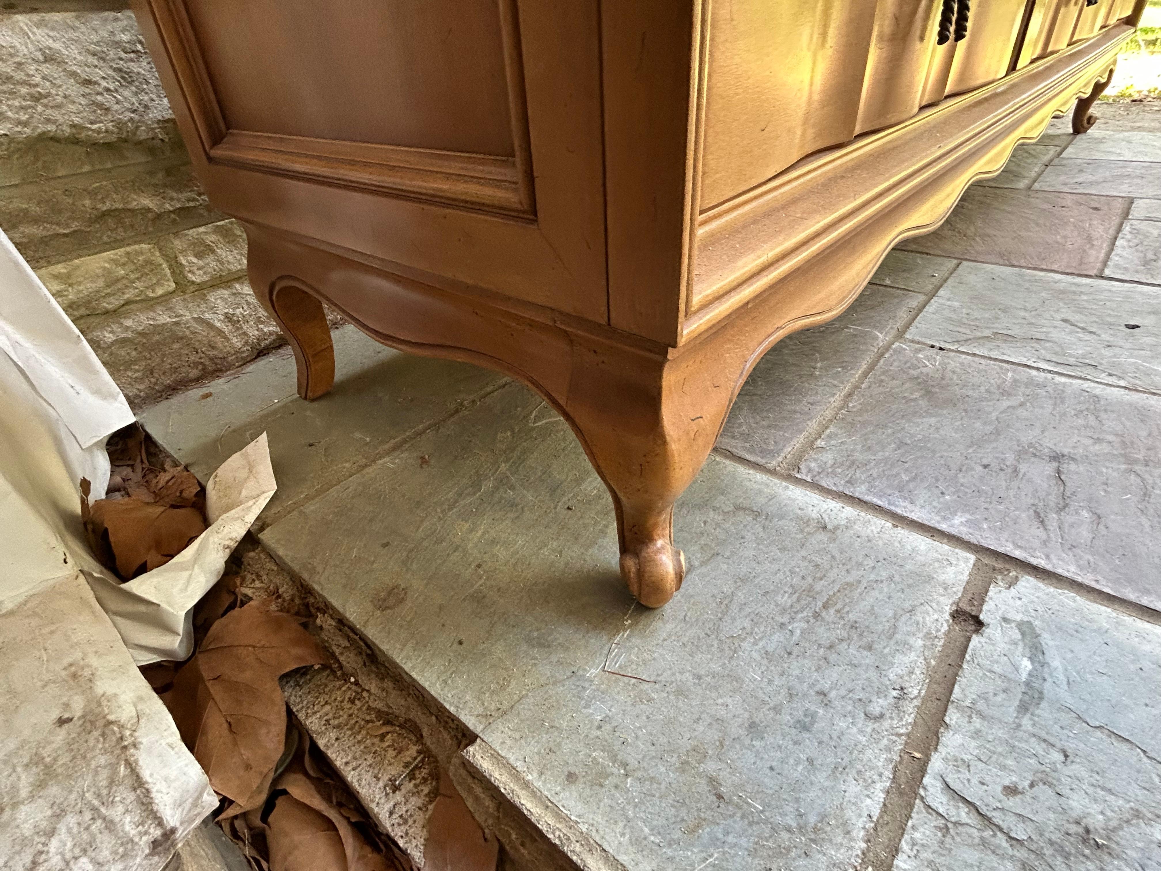 Precioso Tapa de Mármol American of Martinsville Bowtie Pull Credenza Regency Modern en venta 2
