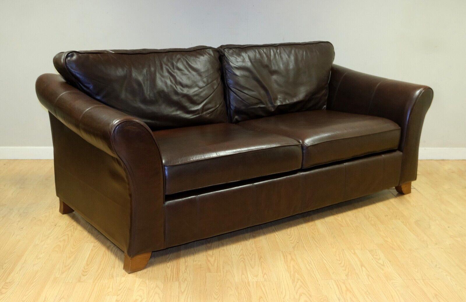 Mid-Century Modern LOVELY MARKS & SPENCER ABBEY BRoWN LEATHER TWO SEATER SOFA ON WOODEN FEET For Sale