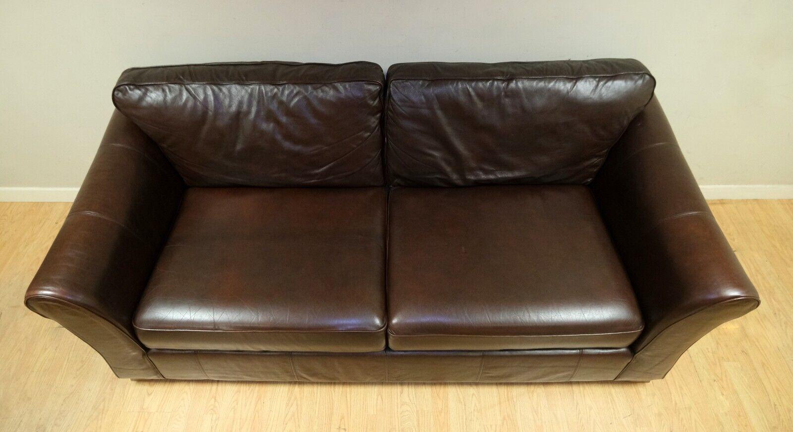 English LOVELY MARKS & SPENCER ABBEY BRoWN LEATHER TWO SEATER SOFA ON WOODEN FEET For Sale