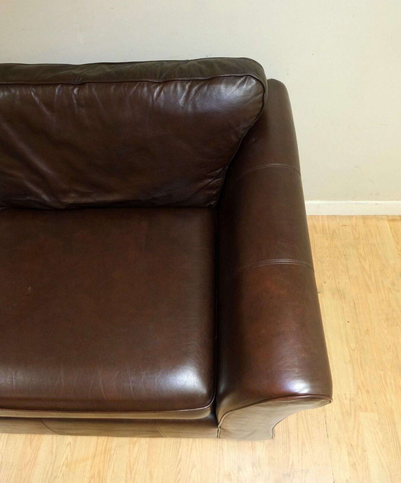 LOVELY MARKS & SPENCER ABBEY BRoWN LEATHER TWO SEATER SOFA ON WOODEN FEET In Good Condition In West Sussex, Pulborough