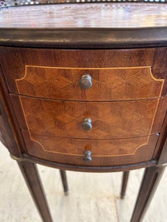 Delizioso tavolino o comodino ovale intarsiato francese del XIX secolo