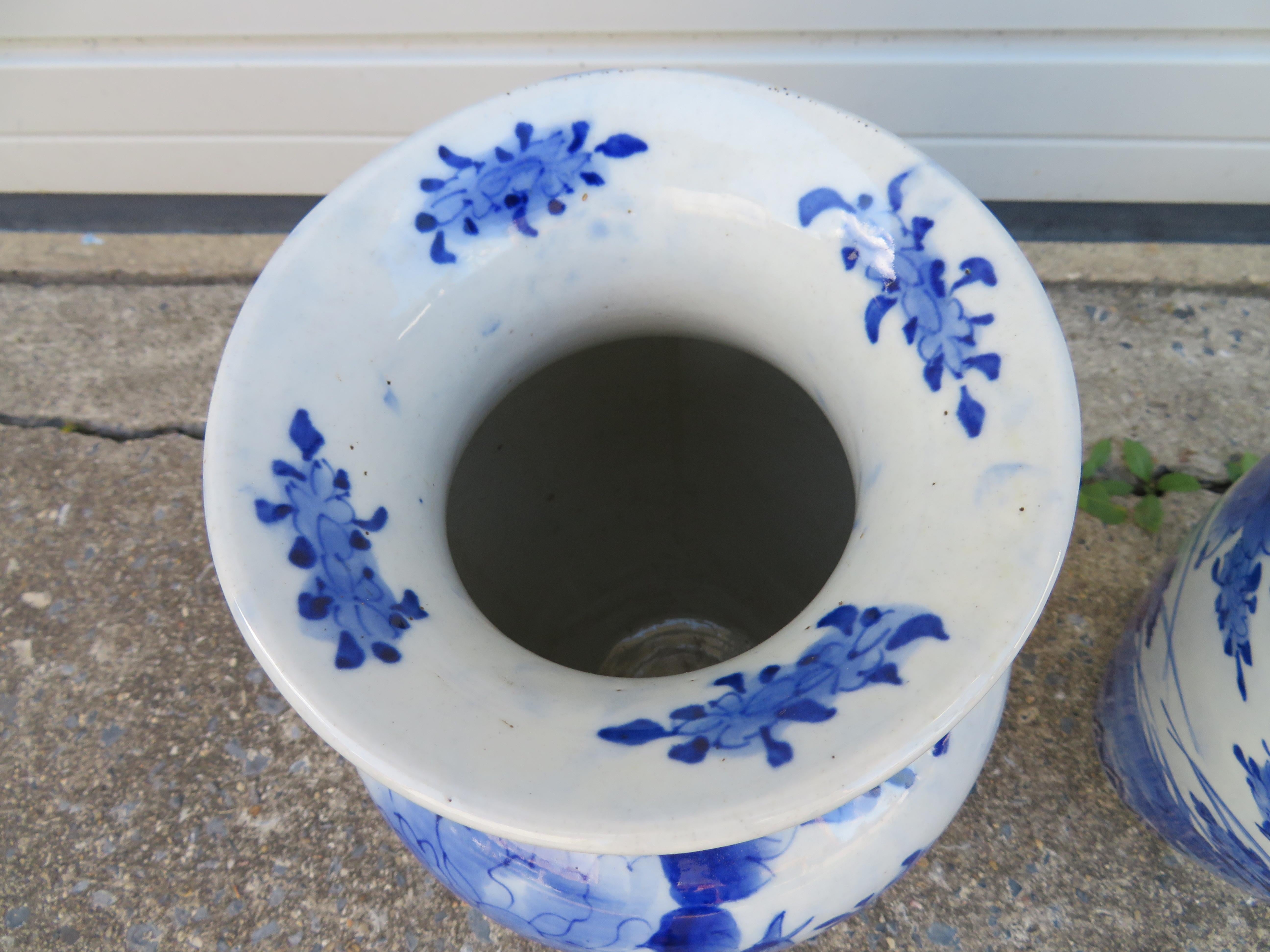 Zwei schöne, zusammenpassende orientalische Vasen aus blauem und weißem Porzellan im Zustand „Gut“ im Angebot in Pemberton, NJ