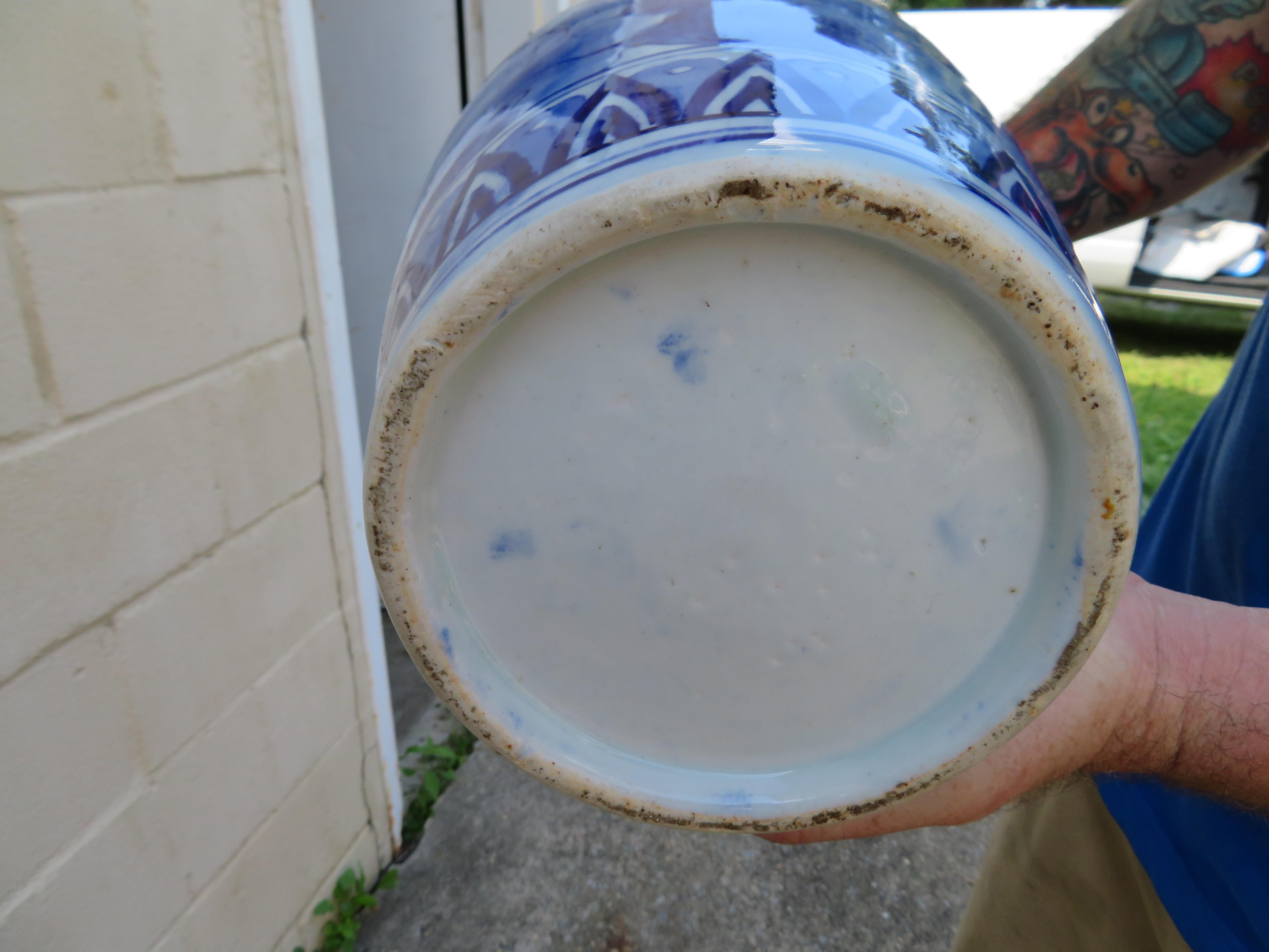 Lovely Matching Pair of Porcelain Blue and White Oriental Vases In Good Condition For Sale In Pemberton, NJ