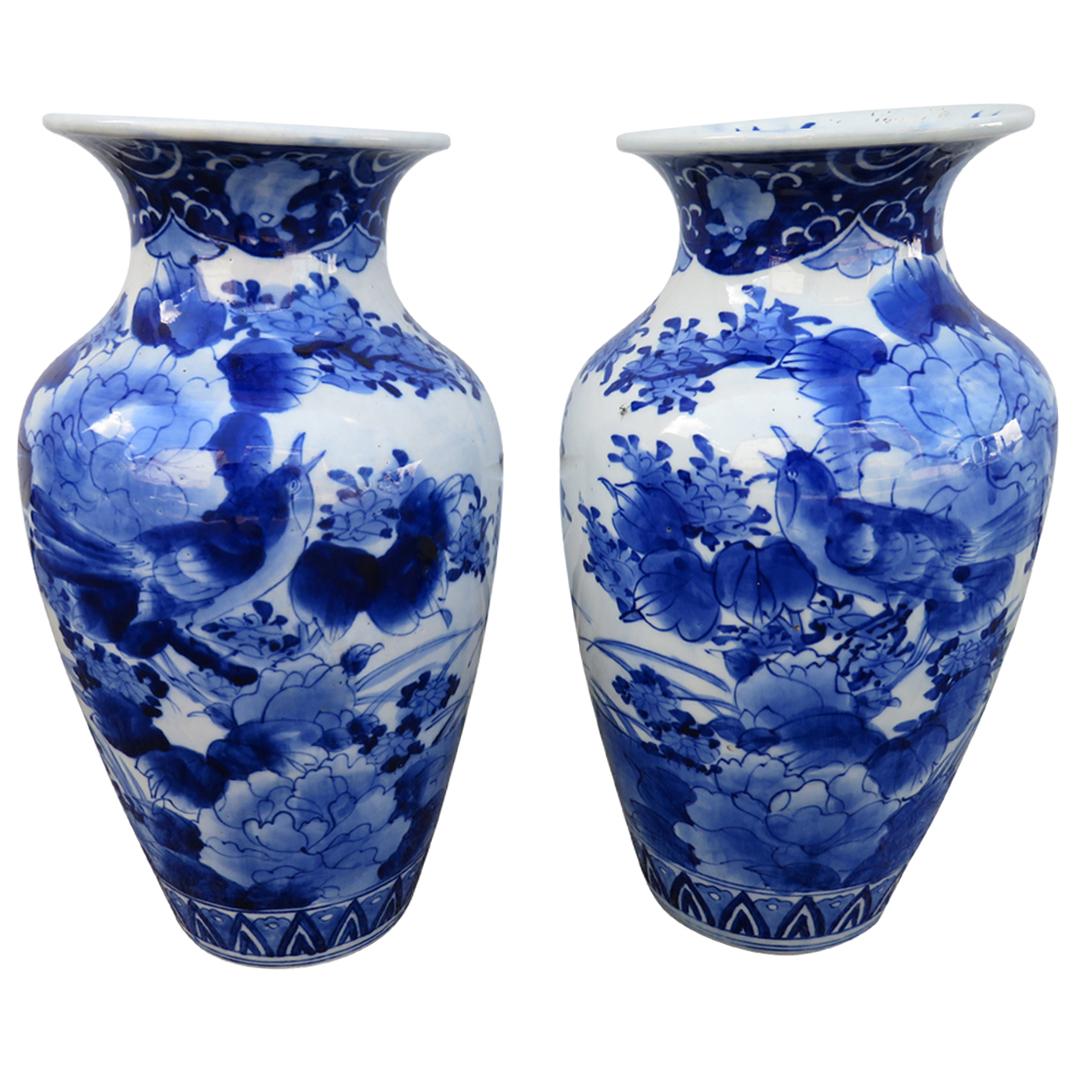 Lovely Matching Pair of Porcelain Blue and White Oriental Vases For Sale