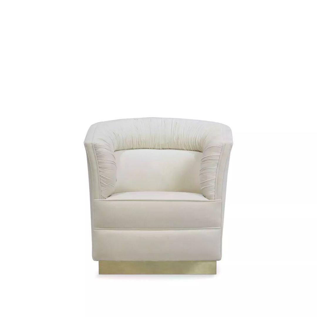 Appoggiati allo schienale e lasciati sostenere dai braccioli in morbido tessuto della sedia Lovely. Le sue curve si dispiegano dolcemente come un giglio in fiore, in contrasto con la sua base quadrata alla moda, avvolta da una elegante fascia