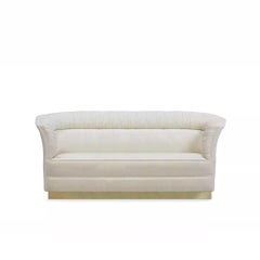 Divano con base in metallo