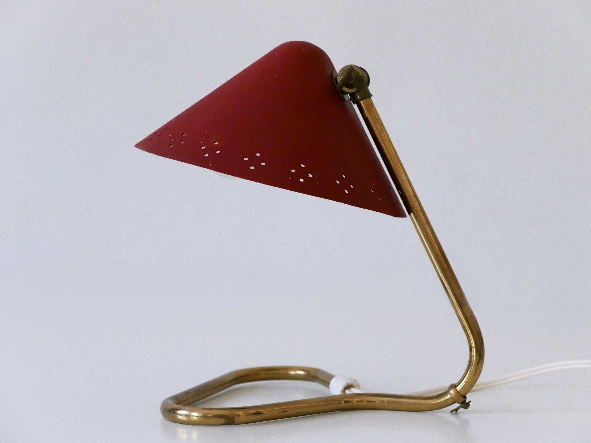 Jolie et très décorative lampe de table ou de chevet Modern-Decor avec abat-jour ajustable. Conçu par Erik Wärnå pour Gnosjö, Suède, années 1950.

Réalisée en laiton et en partie en aluminium perforé et émaillé, la lampe de table est livrée avec une