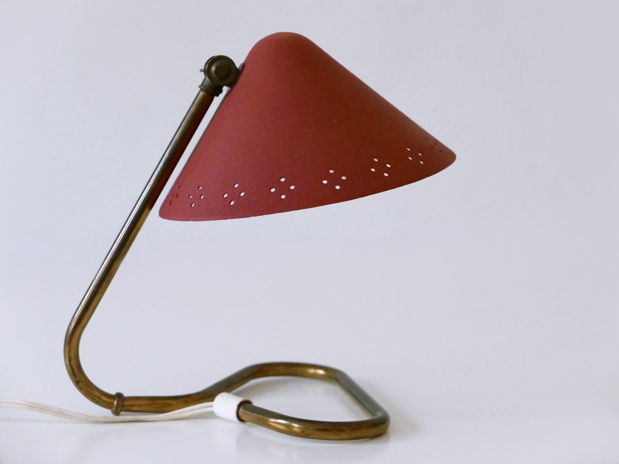 Jolie et très décorative lampe de table ou de chevet Modern-Decor avec abat-jour ajustable. Conçu par Erik Wärnå pour Gnosjö, Suède, années 1950.

Réalisée en laiton et en partie en aluminium perforé et émaillé, la lampe de table est livrée avec une