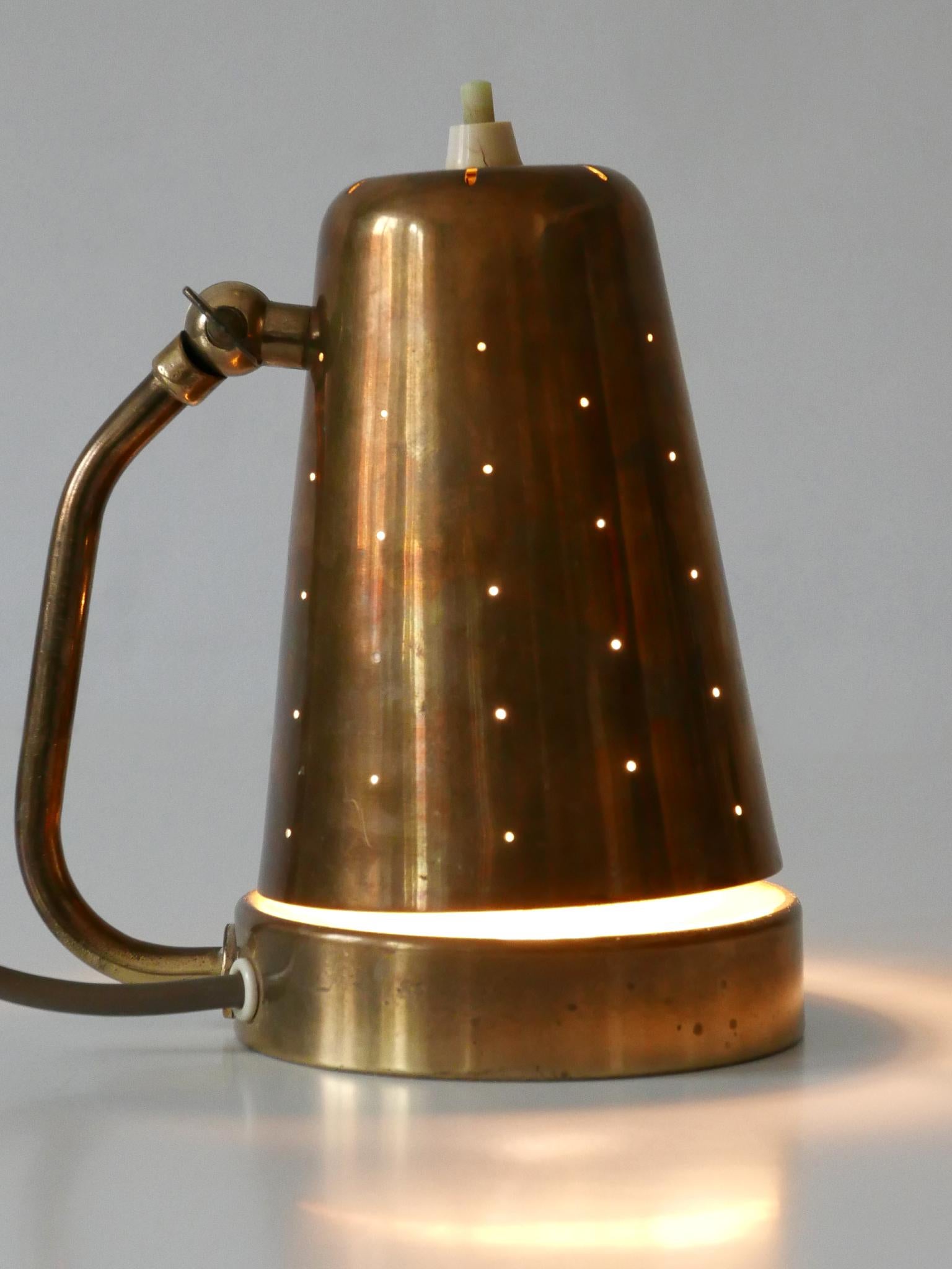 Äußerst seltene, schöne und sehr dekorative Mid-Century Modern Beistelltischlampe. Entworfen und hergestellt von Borens Boras, Schweden, 1950er Jahre.

Die aus Messing gefertigte Tischleuchte wird mit 1 x E27 / E26 Edison-Schraubfassung geliefert,
