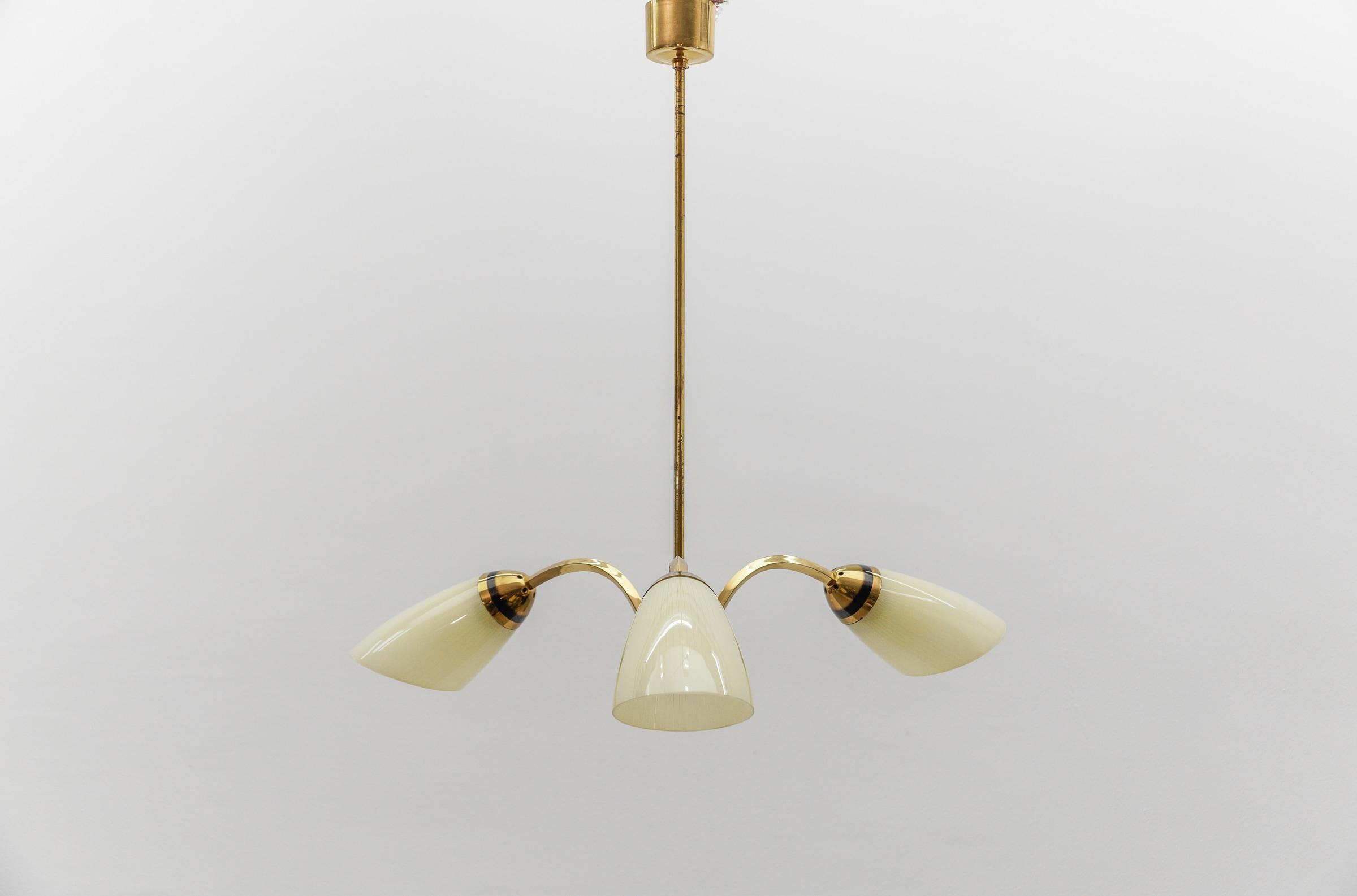 Schöne 3-armige Sputnik-Lampe aus Messing, Mid-Century Modern, 1950er Jahre

Seltene und elegante Deckenlampe aus der Mitte des Jahrhunderts, 1950er Jahre. Ausgeführt in Glas, Messing und Metall.

Die Lampe ist mit 3 x E14 Edison Schraubbirnen