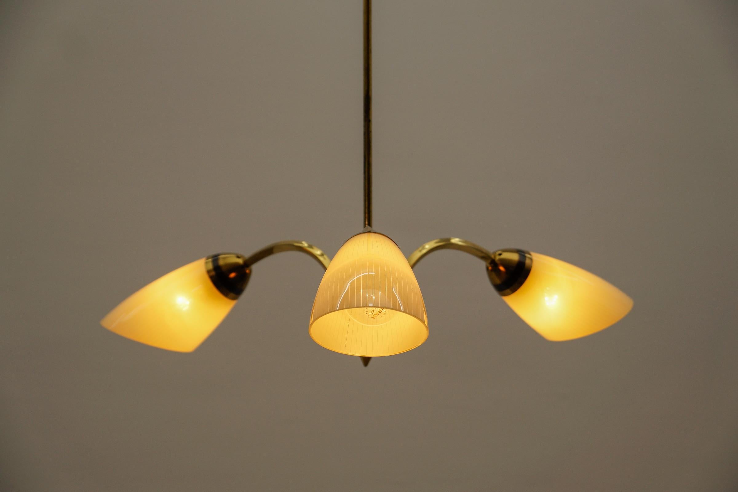 Schöne 3-armige Sputnik-Lampe aus Messing, Mid-Century Modern, 1950er Jahre im Zustand „Gut“ in Nürnberg, Bayern