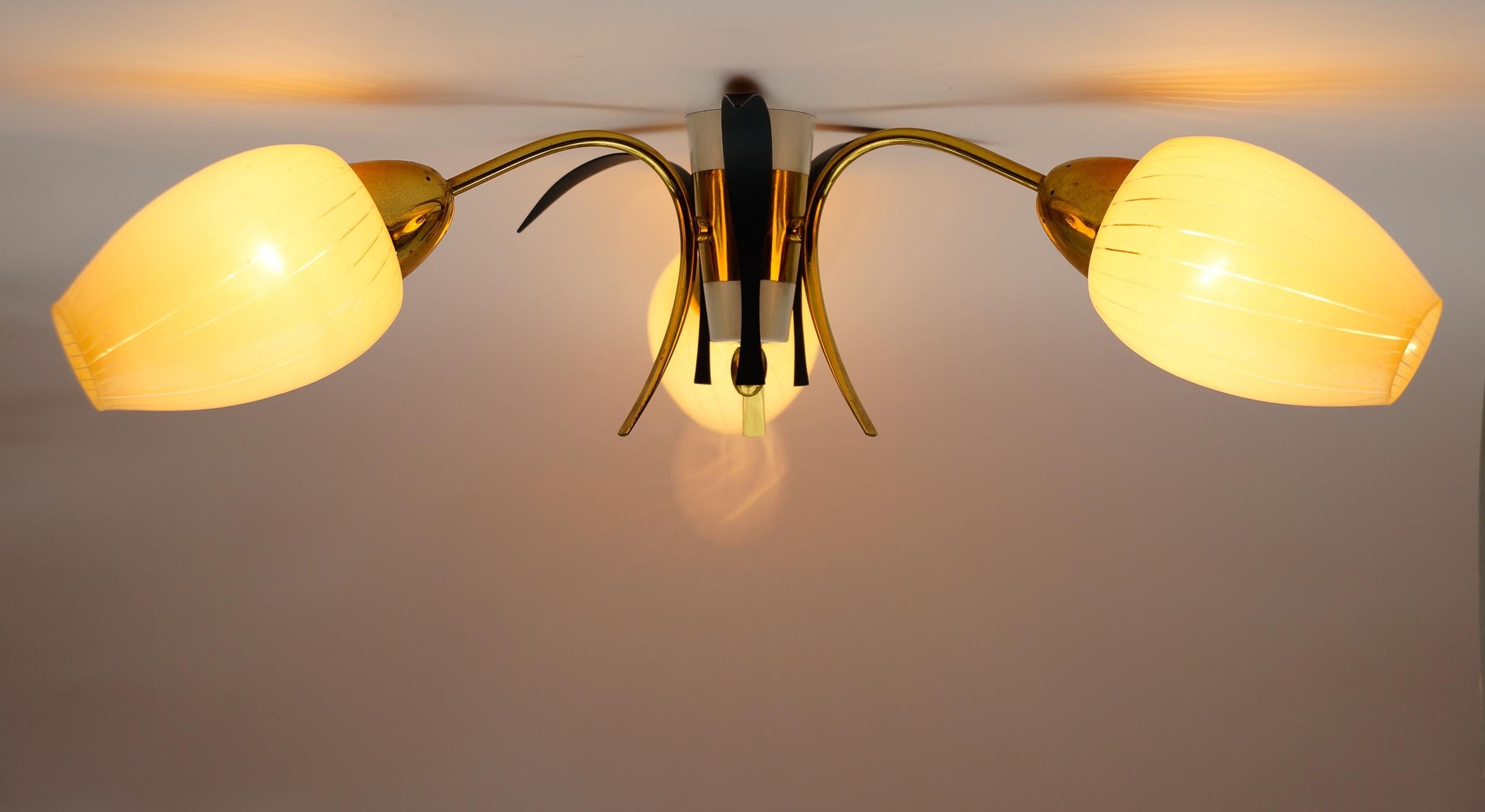Graziosa lampada Sputnik Modern a 3 braccia in ottone, anni '50, Italia

Rara ed elegante lampada da soffitto della metà del secolo scorso, anni '1950. Eseguito in vetro, ottone e metallo.

La lampada viene eseguita con 3 lampadine a vite E14