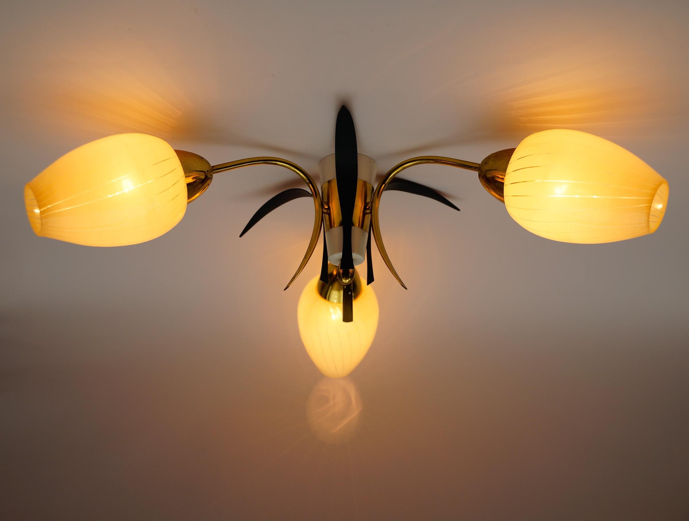 Italiano Graziosa lampada Sputnik Modern a 3 braccia in ottone, anni '50, Italia in vendita