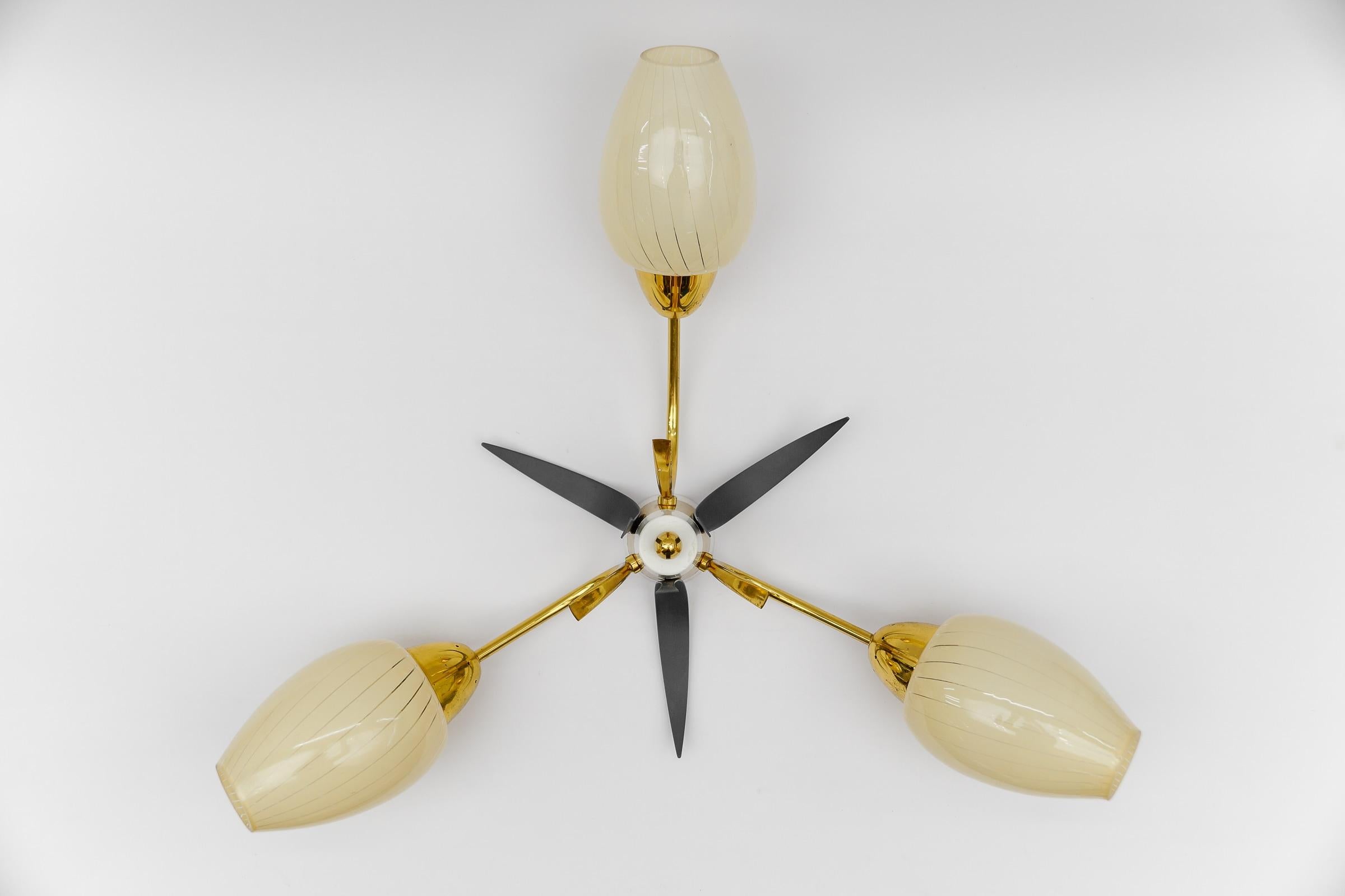 Graziosa lampada Sputnik Modern a 3 braccia in ottone, anni '50, Italia In condizioni buone in vendita a Nürnberg, Bayern