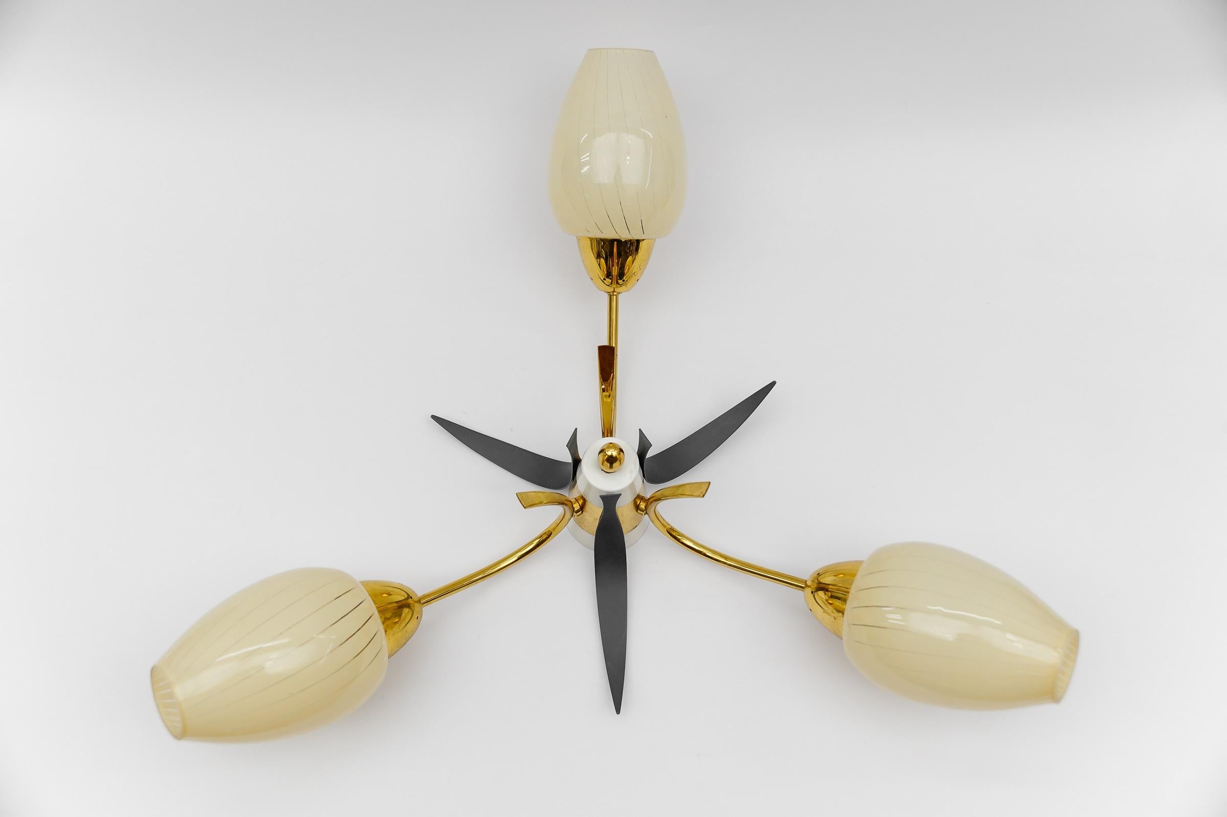 Metà XX secolo Graziosa lampada Sputnik Modern a 3 braccia in ottone, anni '50, Italia in vendita
