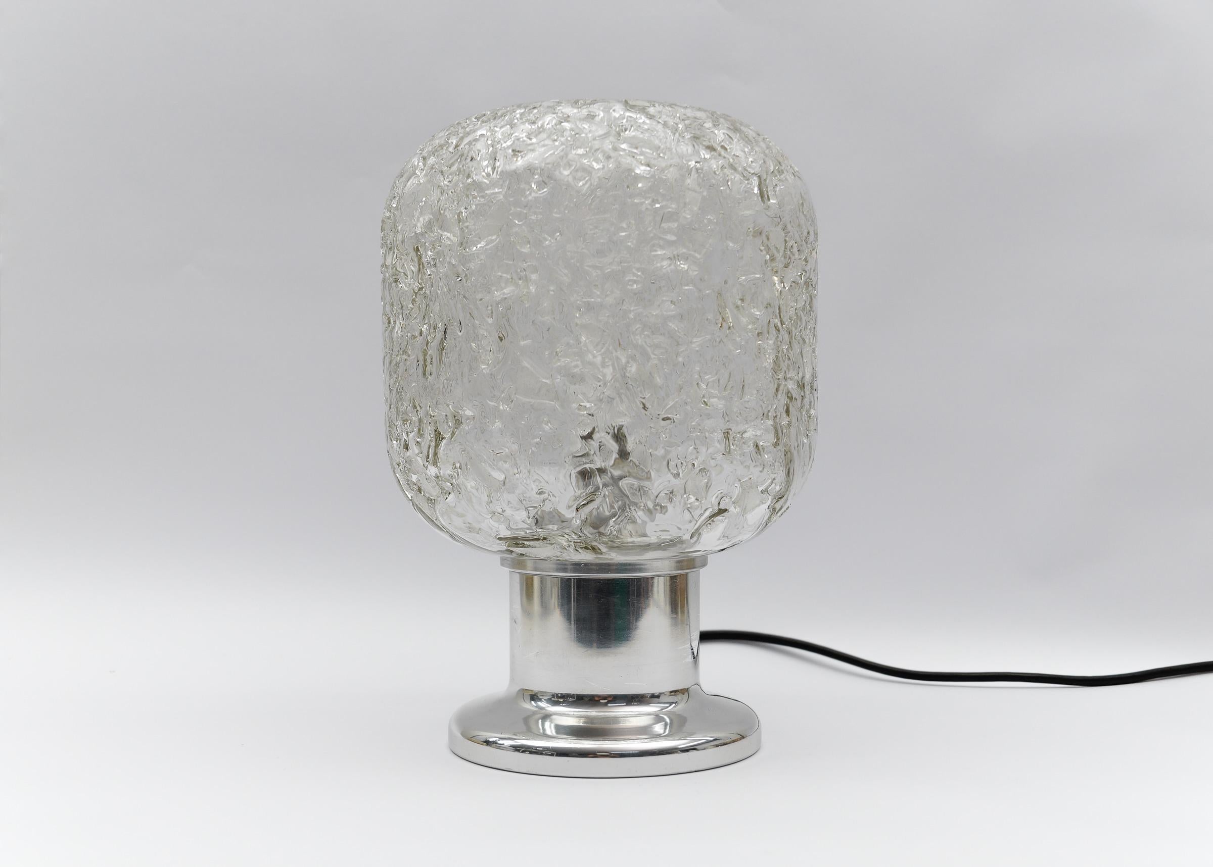 Graziosa lampada da tavolo in vetro soffiato di Murano della DORIA, Germania, anni '60.

Ogni lampada necessita di 1 lampadina a vite E27 Edison, è cablata e funzionante. Funziona sia a 110 che a 230 volt.

Le lampadine non sono incluse.
