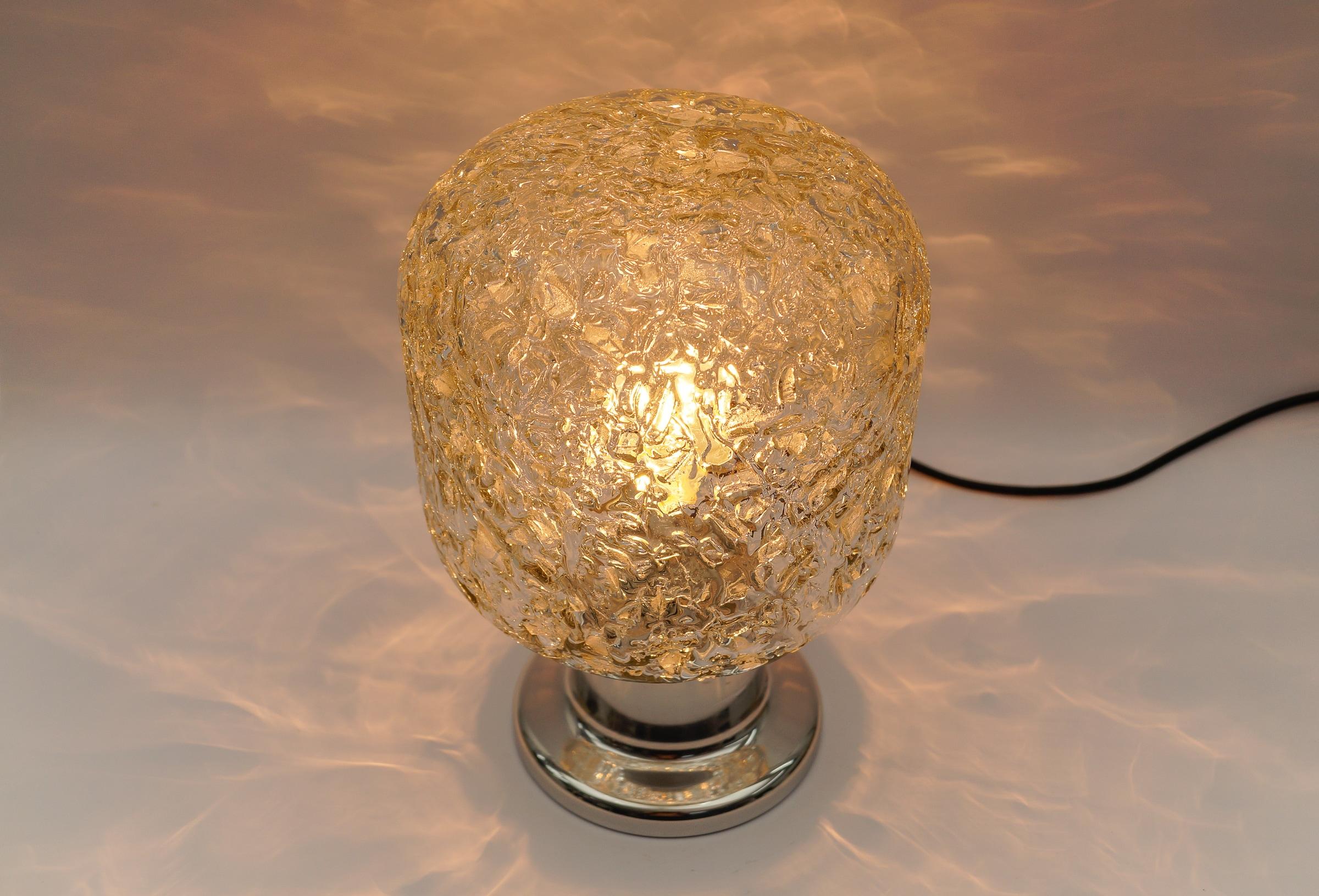 Metà XX secolo Graziosa lampada da tavolo in vetro soffiato di Murano della DORIA, Germania, anni '60. in vendita