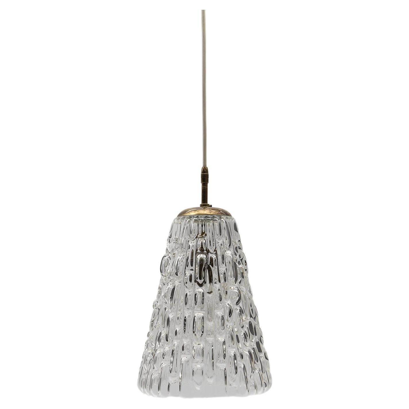 Schöne Mid-Century-Modern-Pendelleuchte aus Messing und Blasenglas von Rupert Nikoll im Angebot