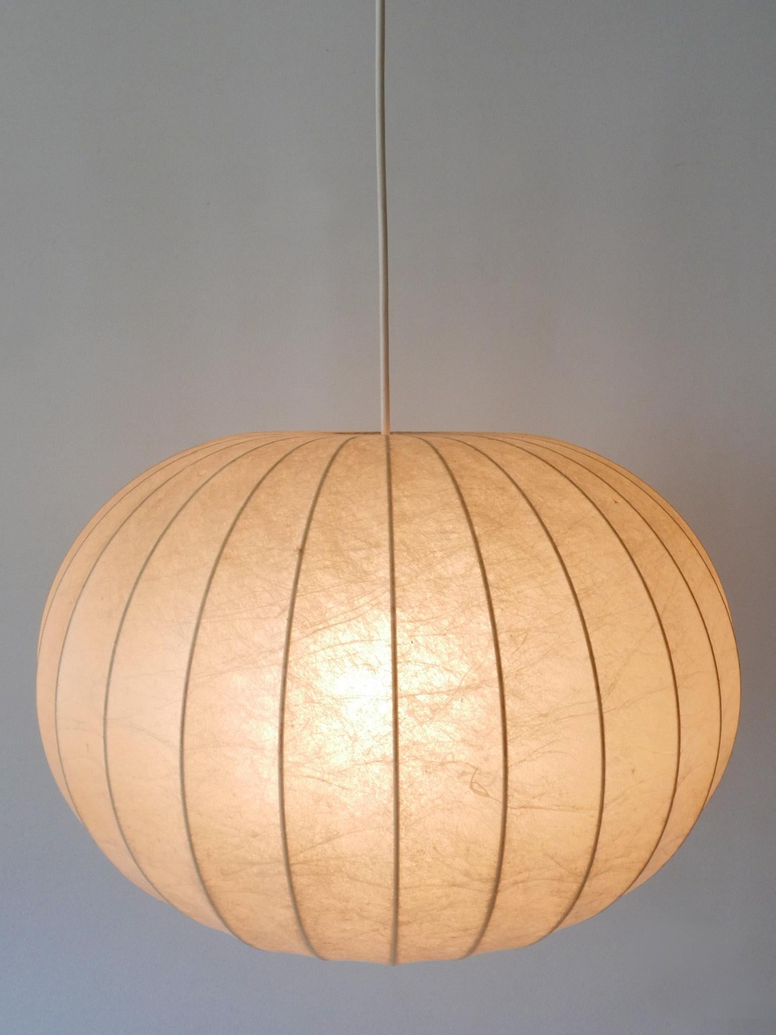 Charmante lampe pendante Cocoon moderne du milieu du siècle Allemagne des années 1960 Bon état - En vente à Munich, DE