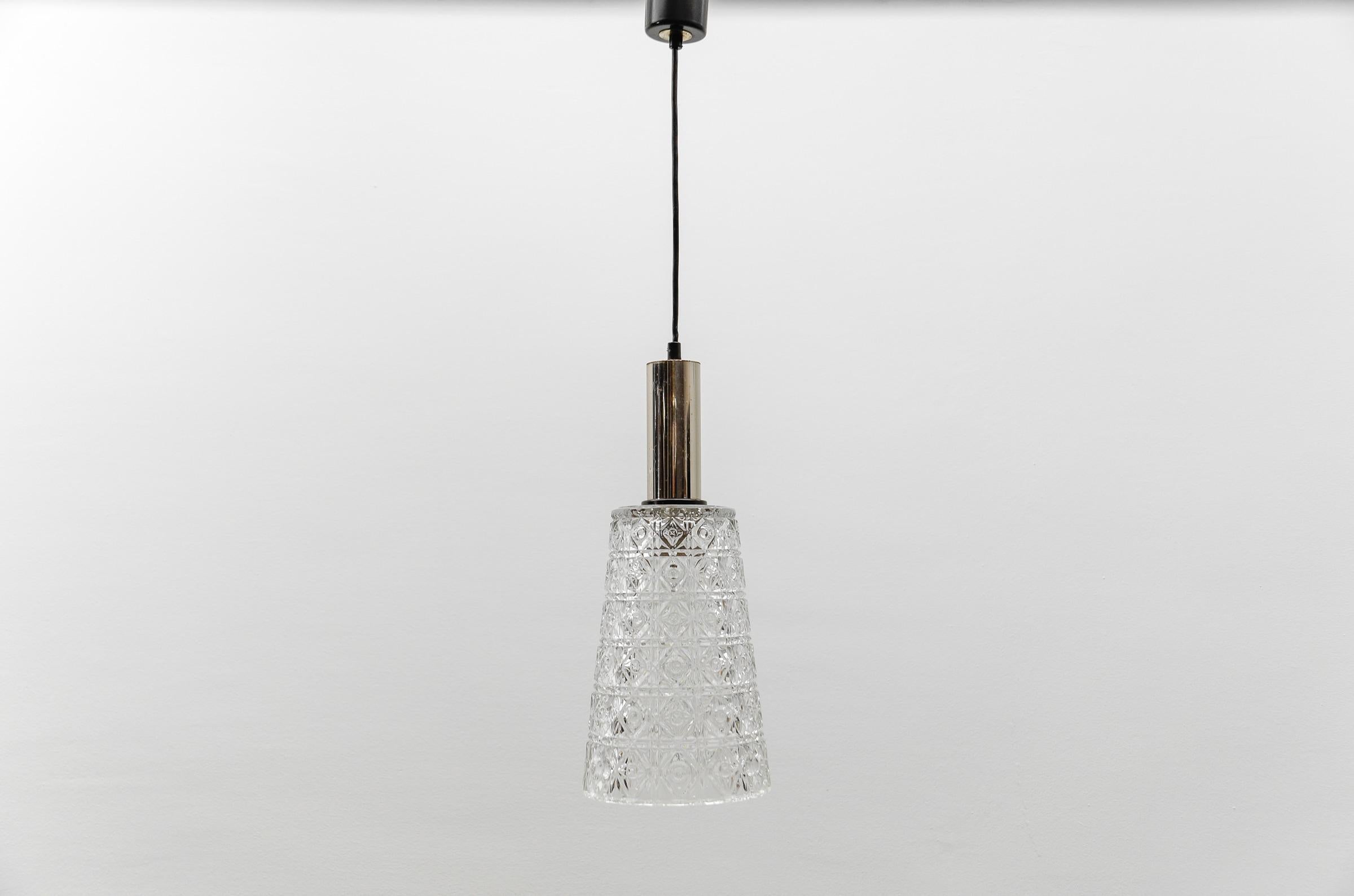 Lampada a sospensione in vetro cristallo di Orrefors, una lampada moderna del metà del secolo.

Una presa E27. Funziona con 220V e 110V.

Buone condizioni originali d'epoca. Usura coerente con l'uso e l'età.

È possibile installare questo