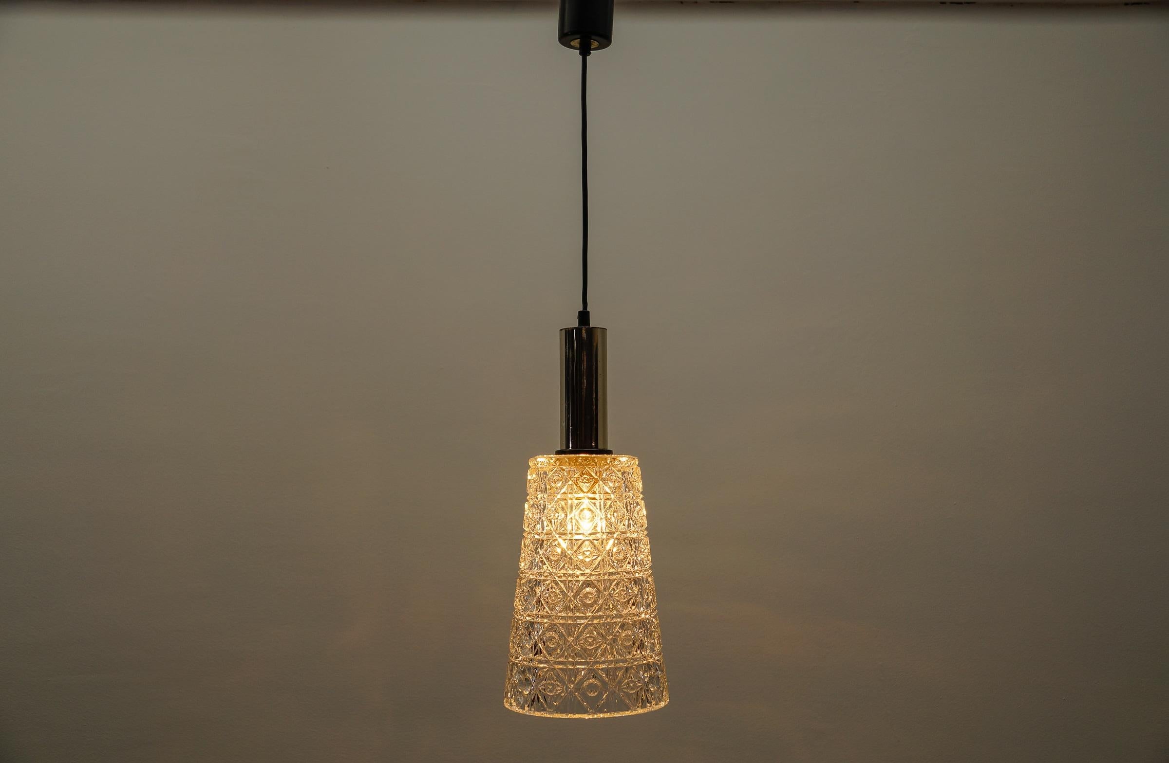 Svedese Lampada a sospensione in vetro cristallo di Orrefors, una lampada moderna del metà del secolo. in vendita