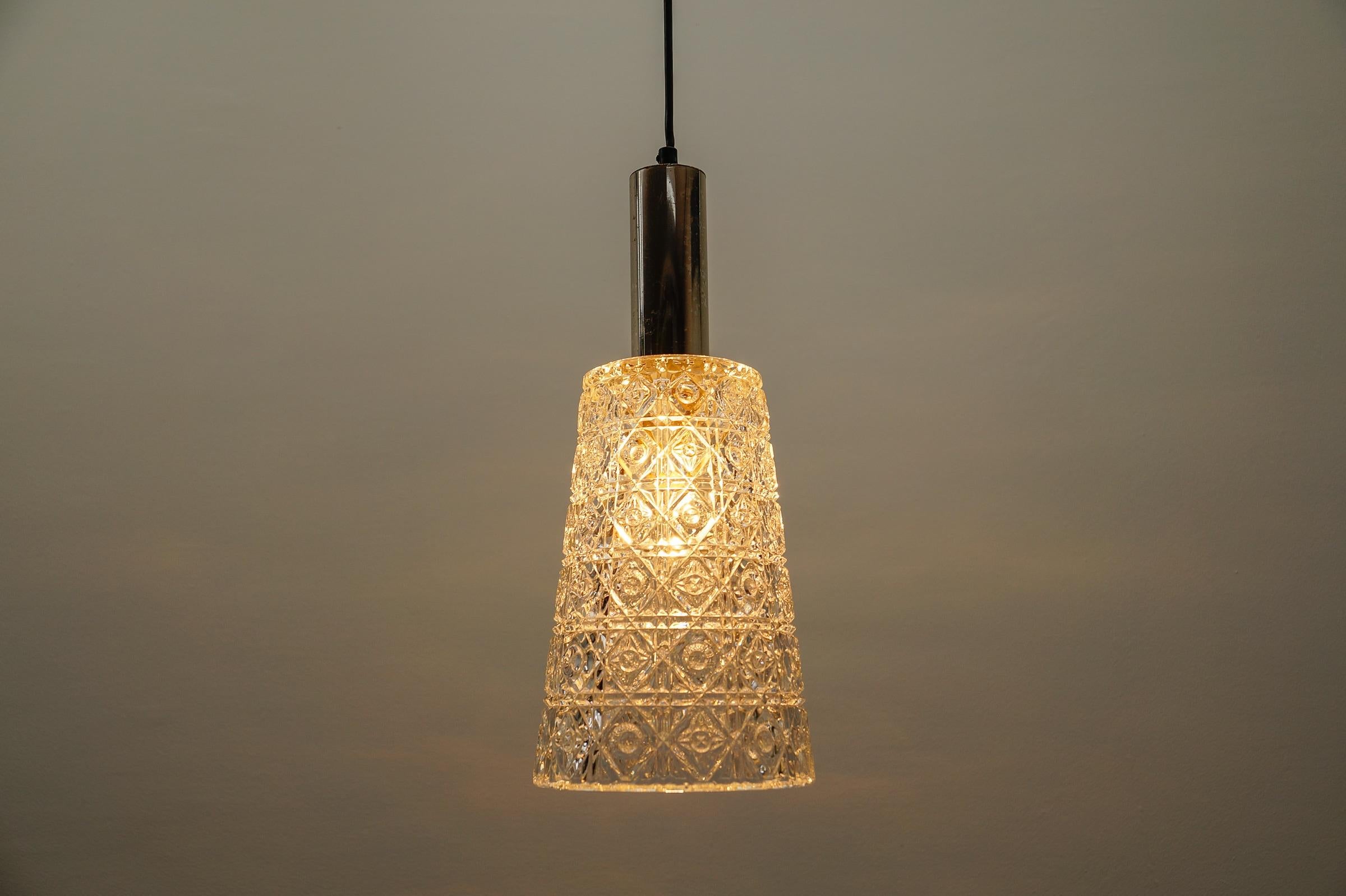 Metà XX secolo Lampada a sospensione in vetro cristallo di Orrefors, una lampada moderna del metà del secolo. in vendita