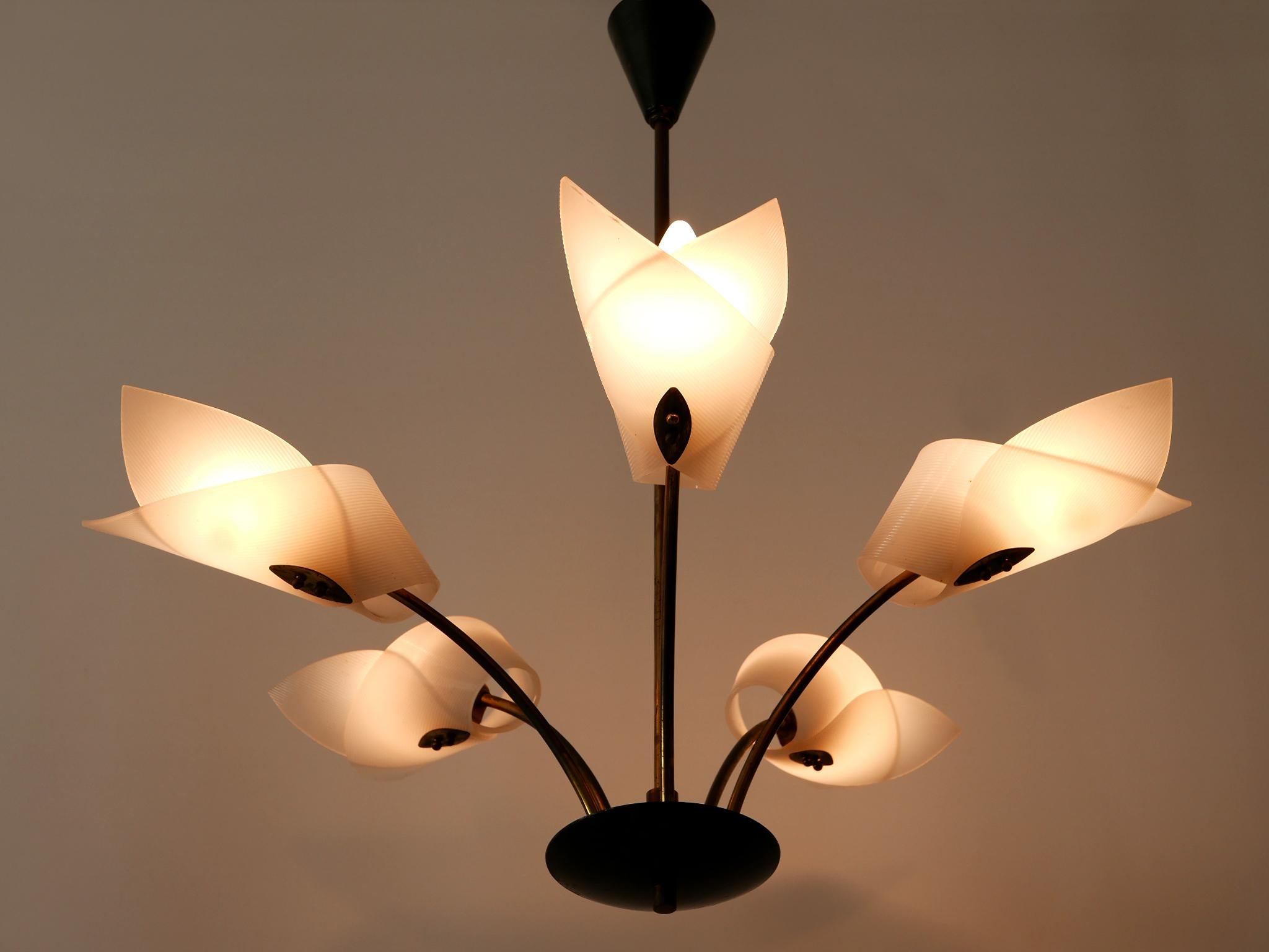 Lovely Mid-Century Modern Fived-Armed Chandelier or Pendant Lamp Germany 1950s For Sale 3