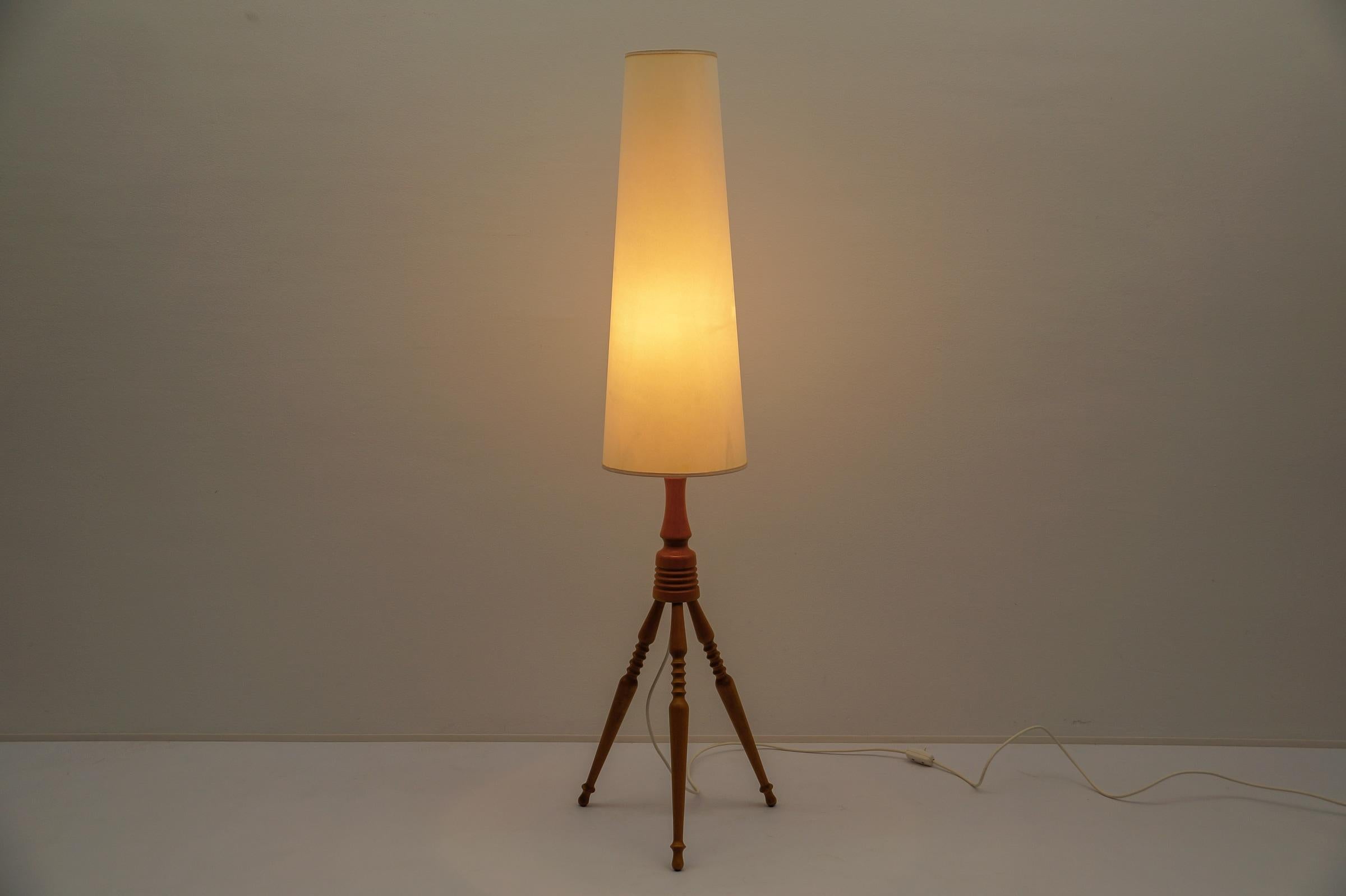 Lovely Mid-Century Modern Floor Lamp in Wood, 1960s, France For Sale 4
