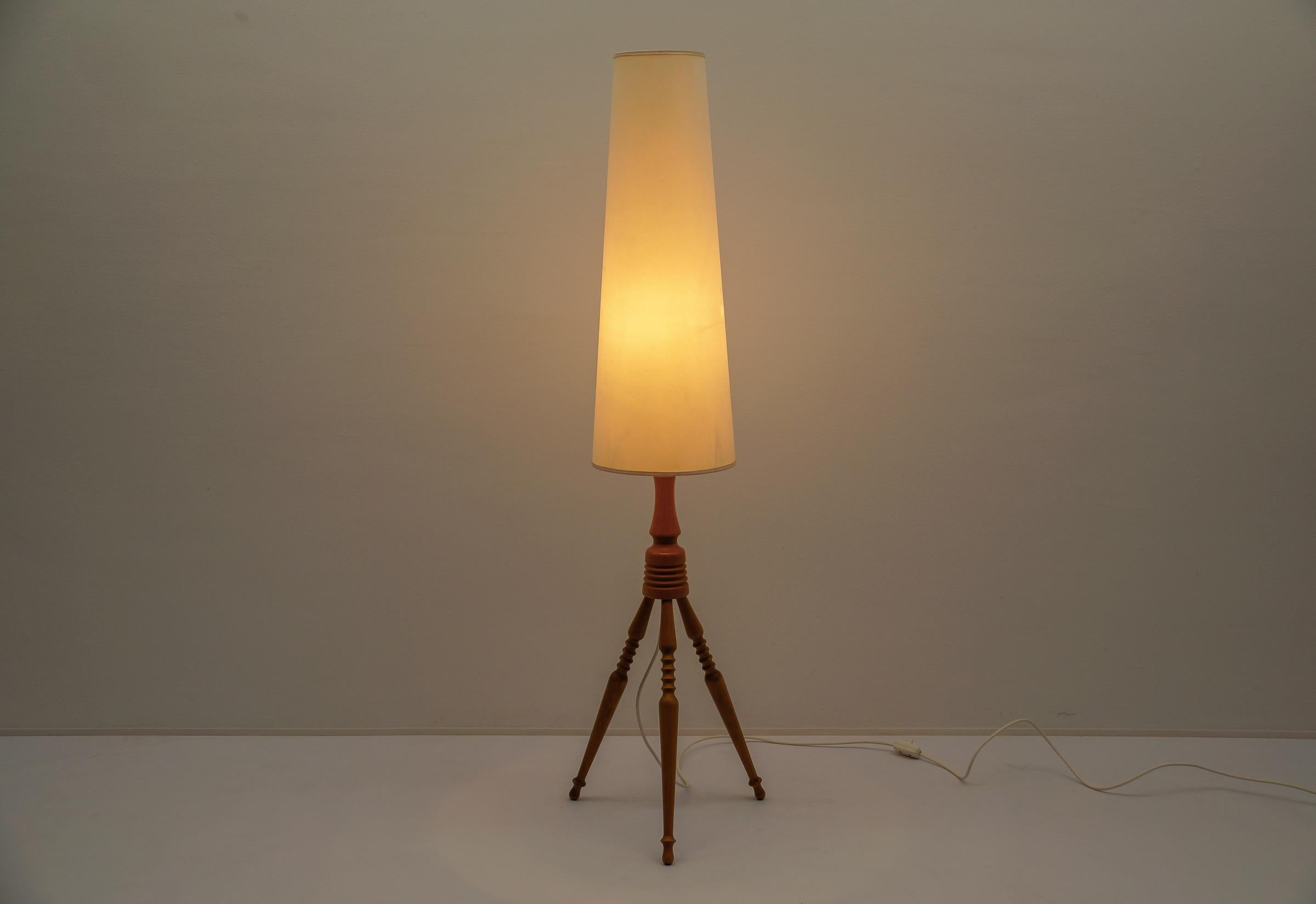 Lovely Mid-Century Modern Floor Lamp in Wood, 1960s, France For Sale 5