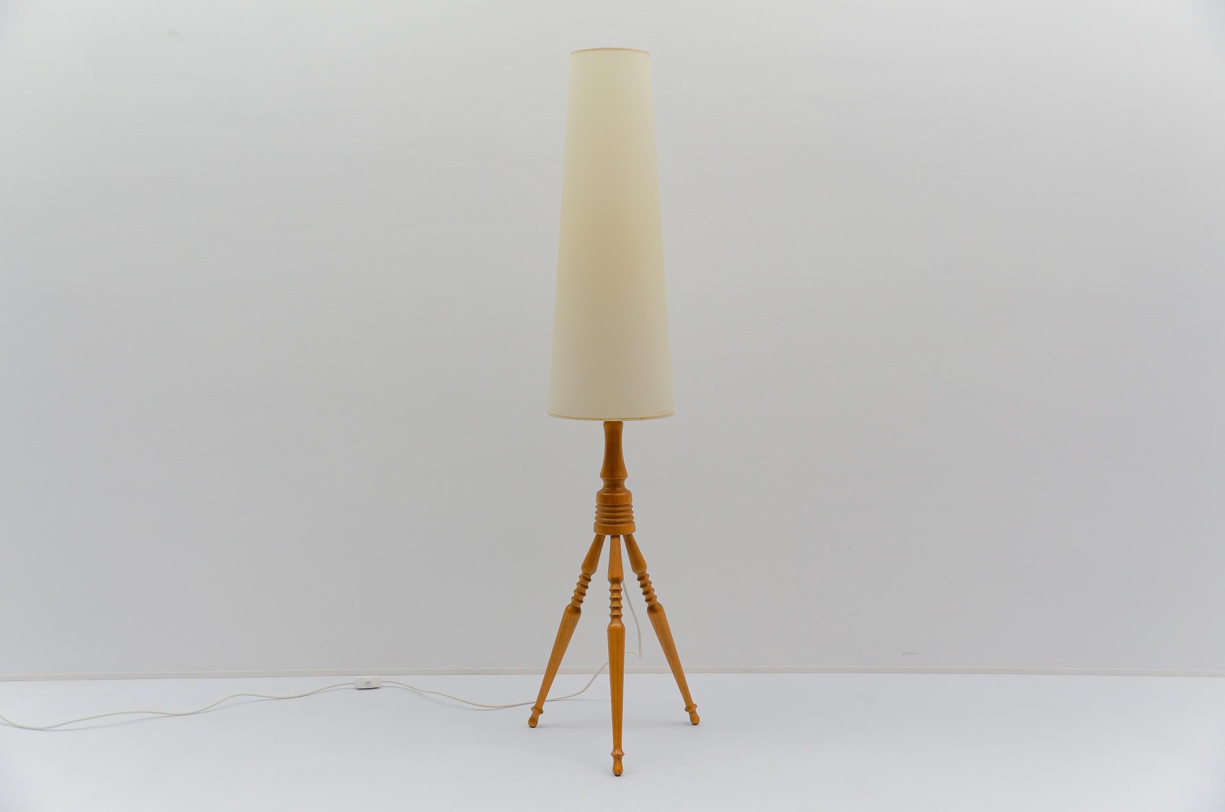 Abbiamo due lampade identiche con paralumi leggermente diversi, che si notano appena. Vedi la foto in cui entrambi sono uno accanto all'altro.

La lampada viene eseguita con lampadine a vite E27 Edison. È in condizioni di lavoro. Funziona sia a 110