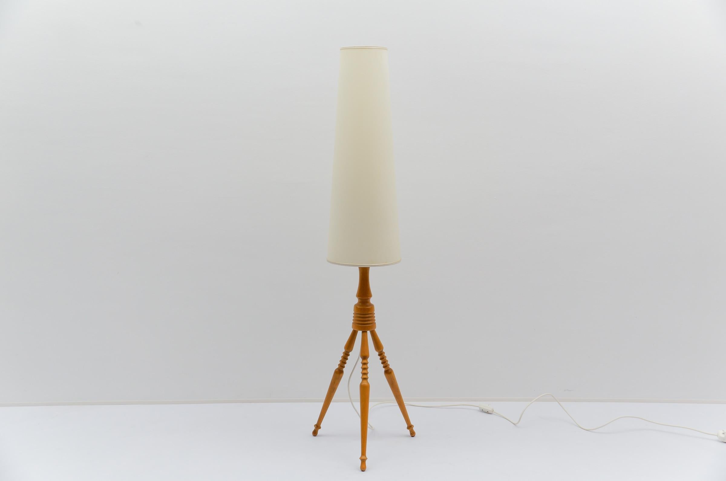 French Provincial Lovely Mid-Century Modern Floor Lamp in Wood, 1960s, France For Sale