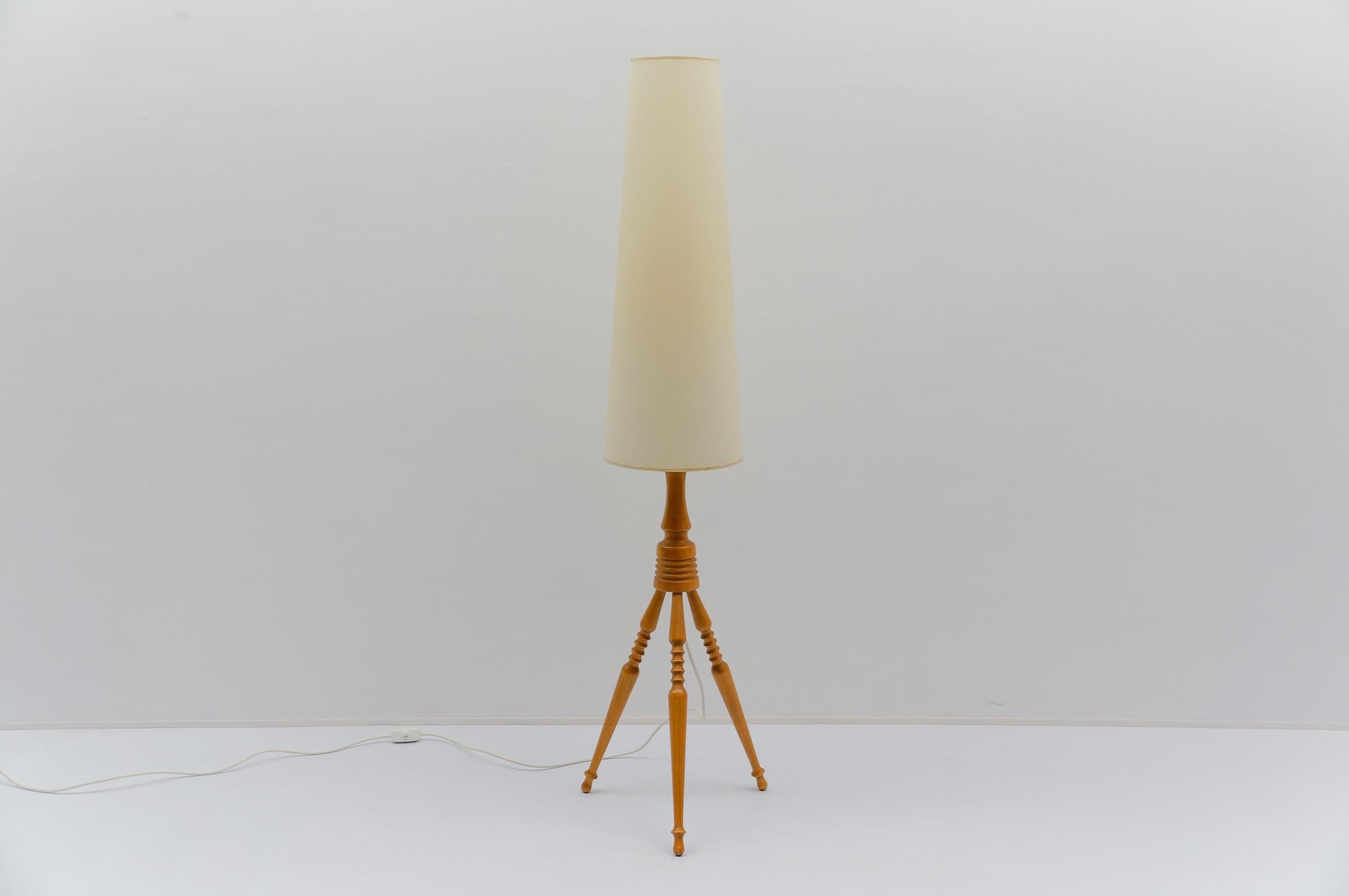 Stile provenzale Graziosa lampada da terra in legno della modernità di metà secolo, anni '60, Francia in vendita