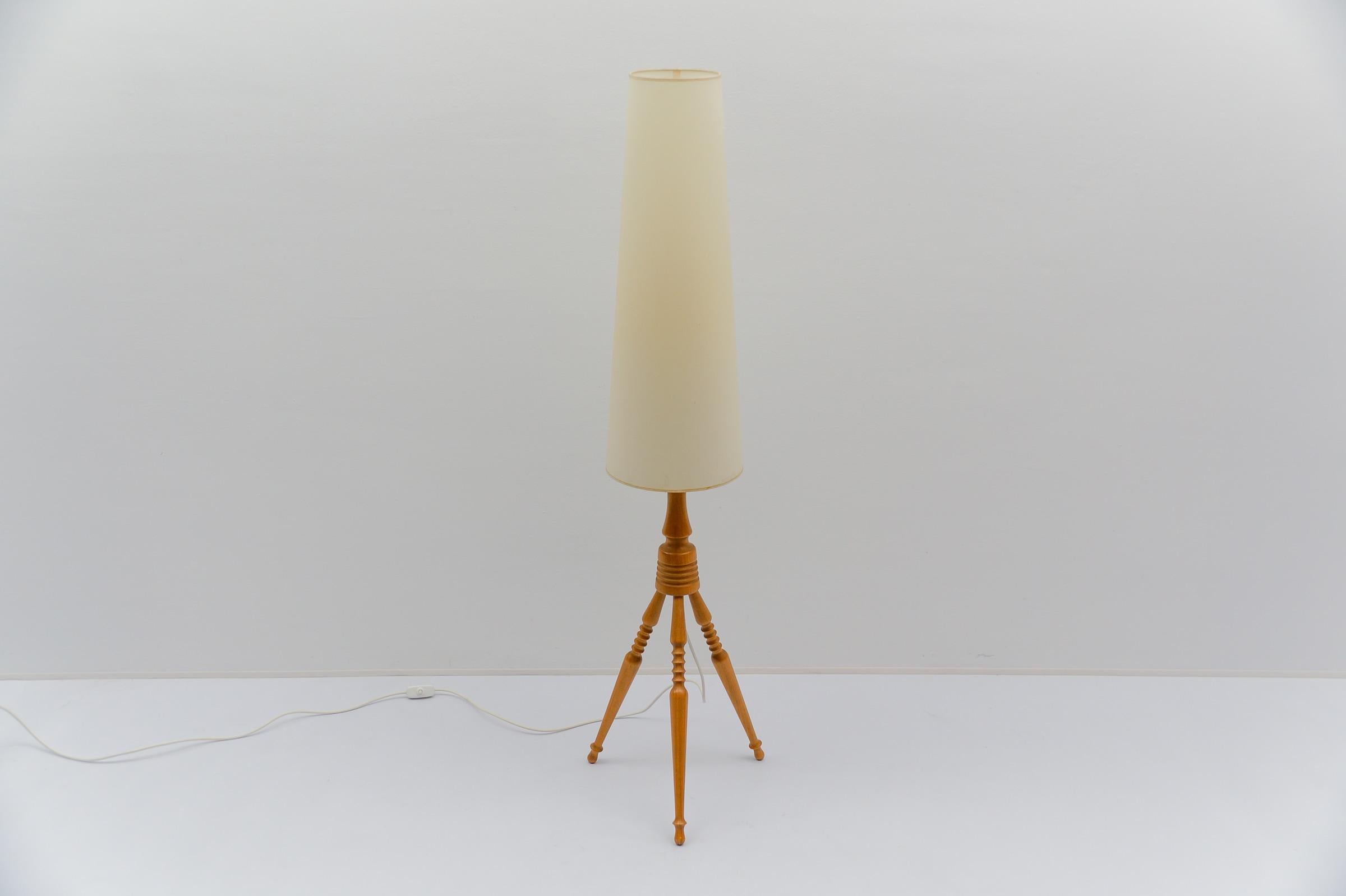 Francese Graziosa lampada da terra in legno della modernità di metà secolo, anni '60, Francia in vendita