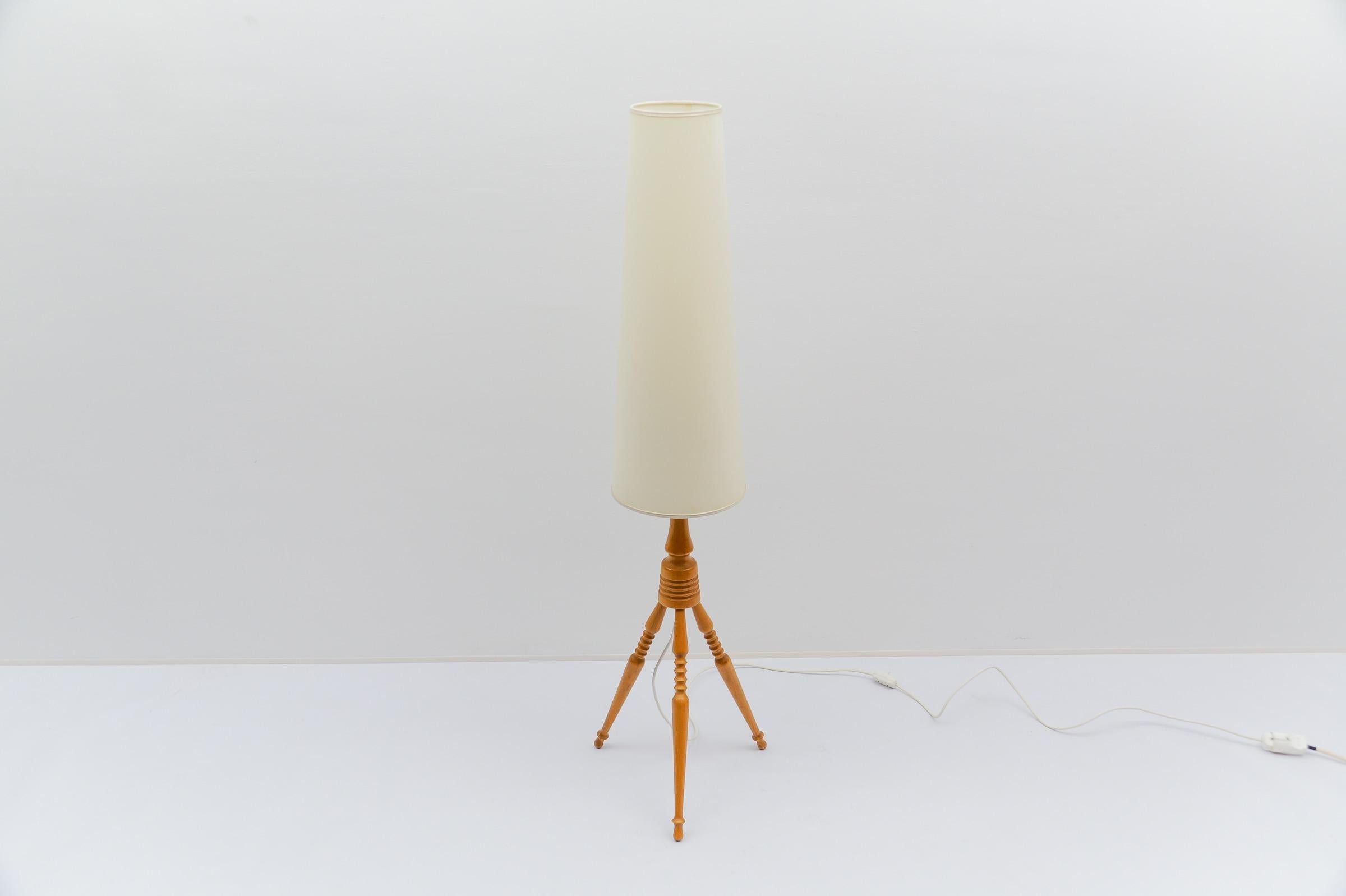 Lovely Mid-Century Modern Floor Lamp in Wood, 1960s, France In Good Condition For Sale In Nürnberg, Bayern