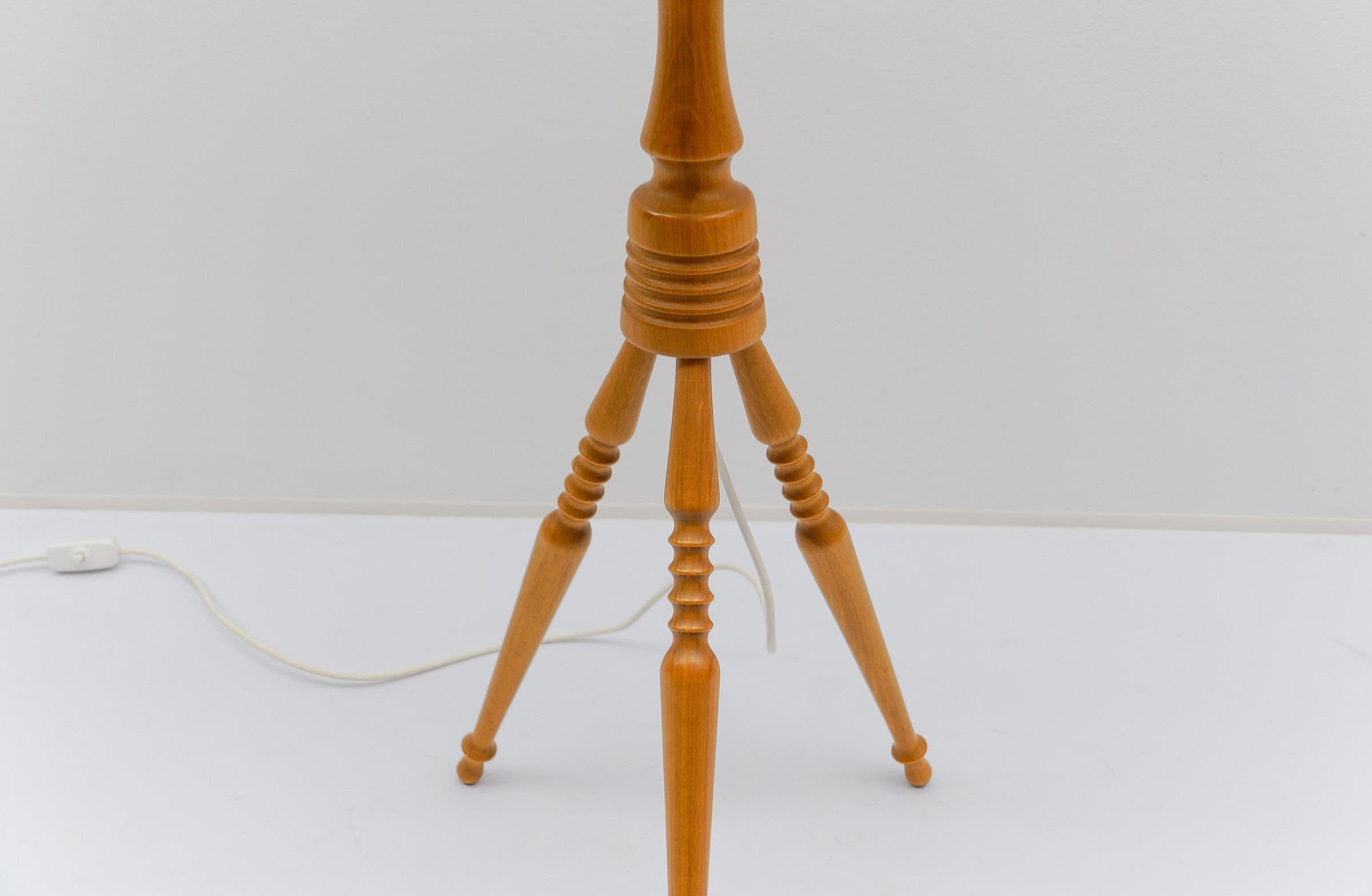 Metà XX secolo Graziosa lampada da terra in legno della modernità di metà secolo, anni '60, Francia in vendita