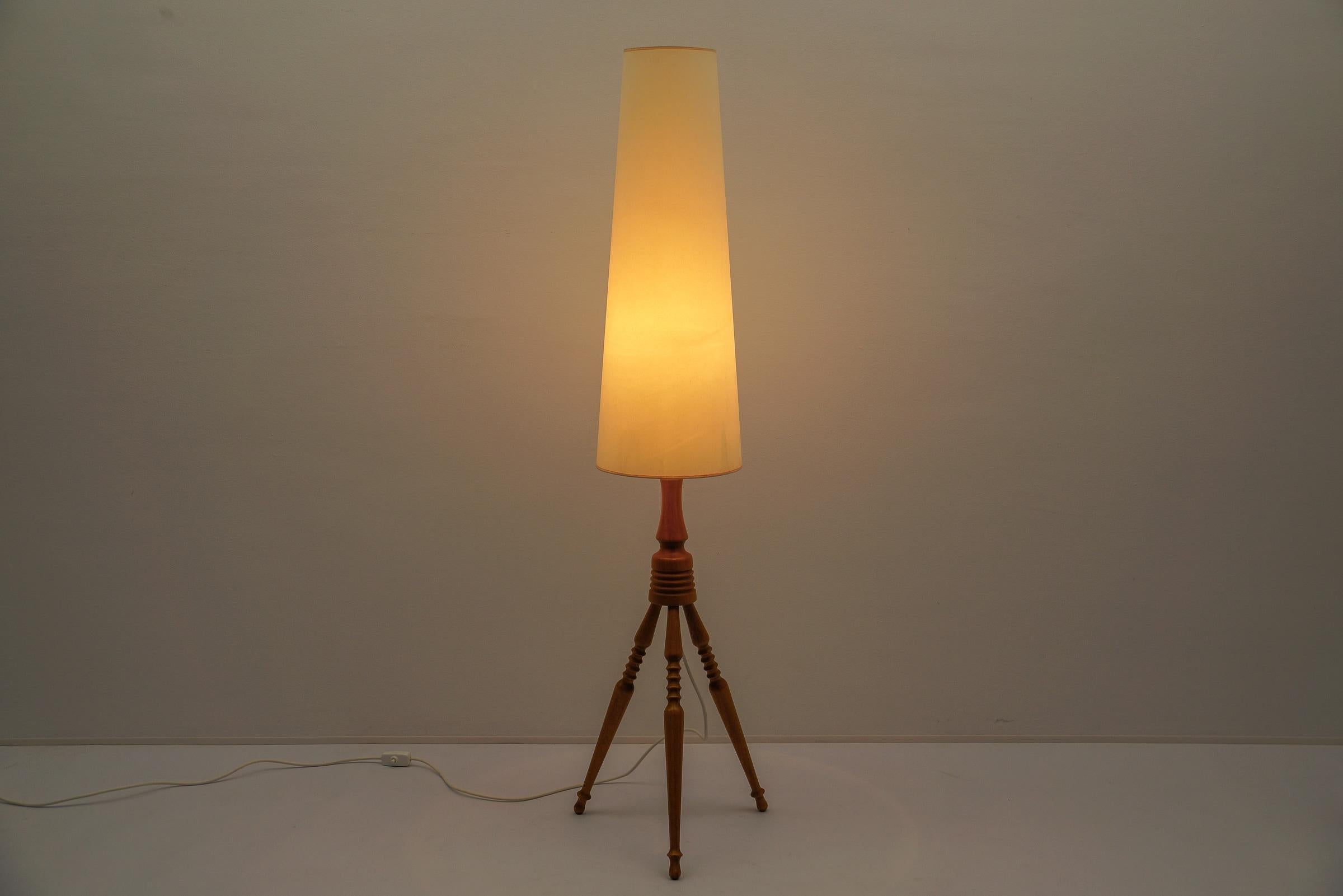 Graziosa lampada da terra in legno della modernità di metà secolo, anni '60, Francia in vendita 1