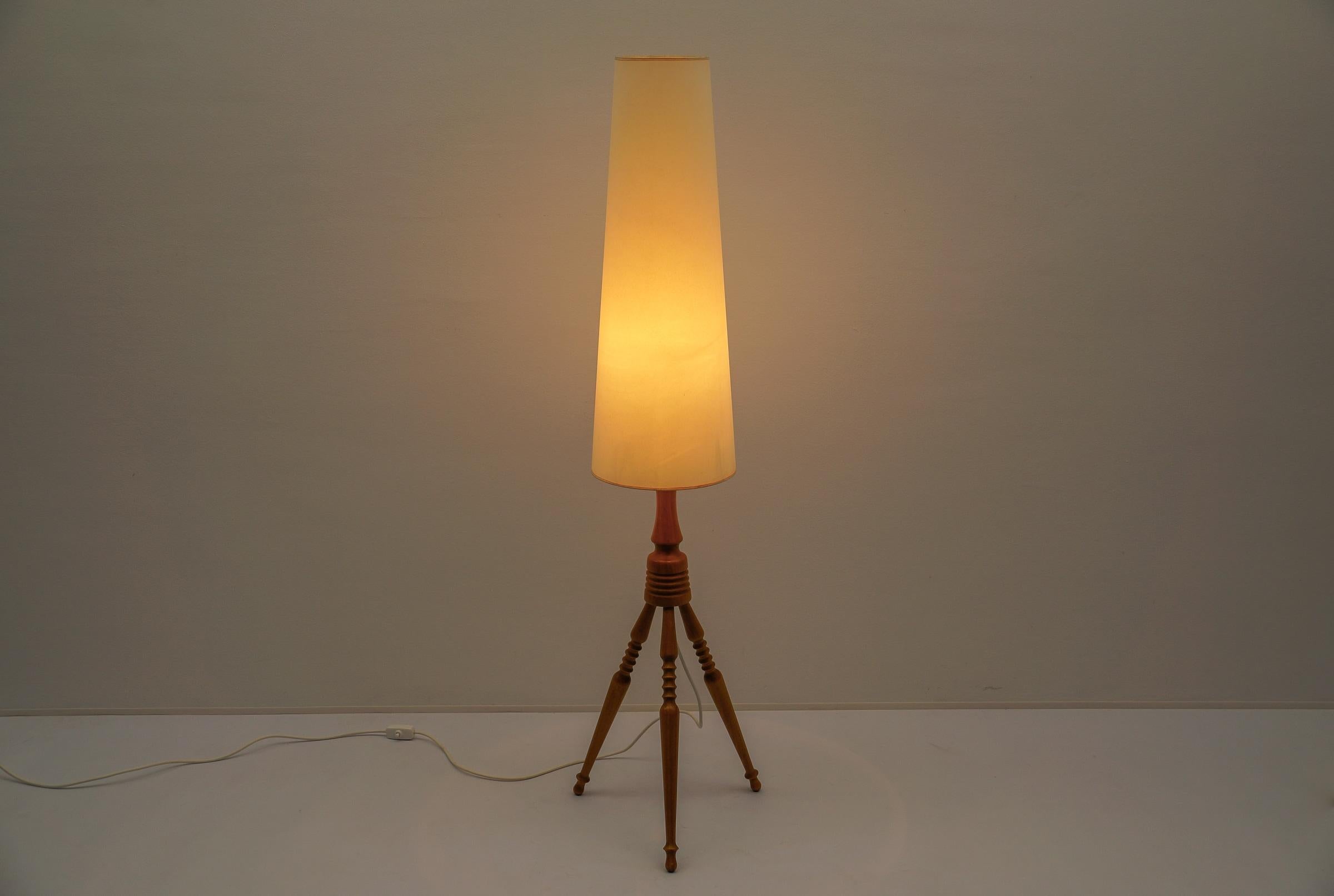 Graziosa lampada da terra in legno della modernità di metà secolo, anni '60, Francia in vendita 2