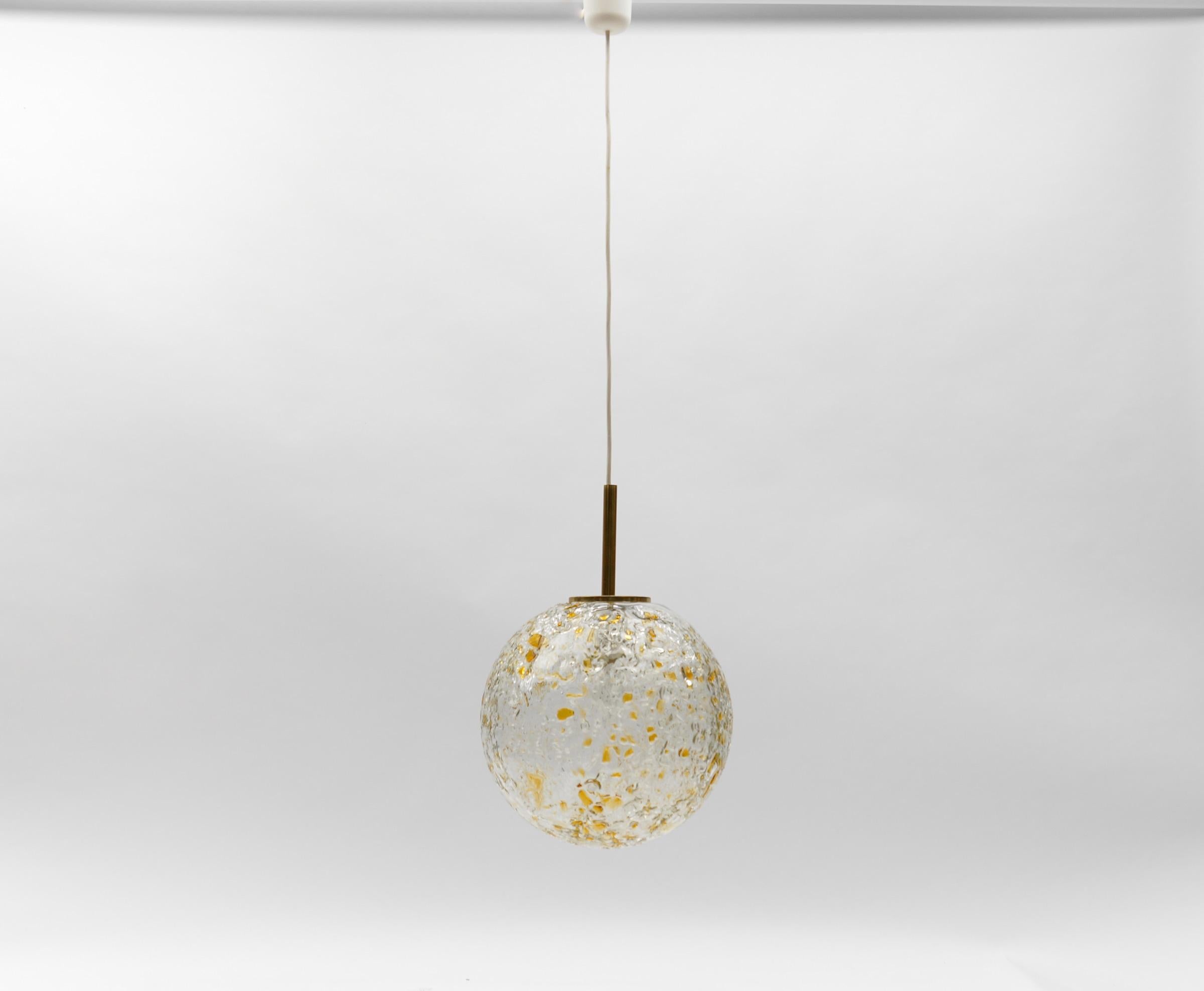 Graziosa lampada a sospensione a sfera in vetro di Murano rosa di Doria,  Germania anni '60 

Dimensioni
Diametro: 30 cm (11,81 pollici)
Altezza: 41,33 pollici (105 cm)

Una presa E27. Funziona con 220V e 110V.

Le nostre lampade sono controllate,